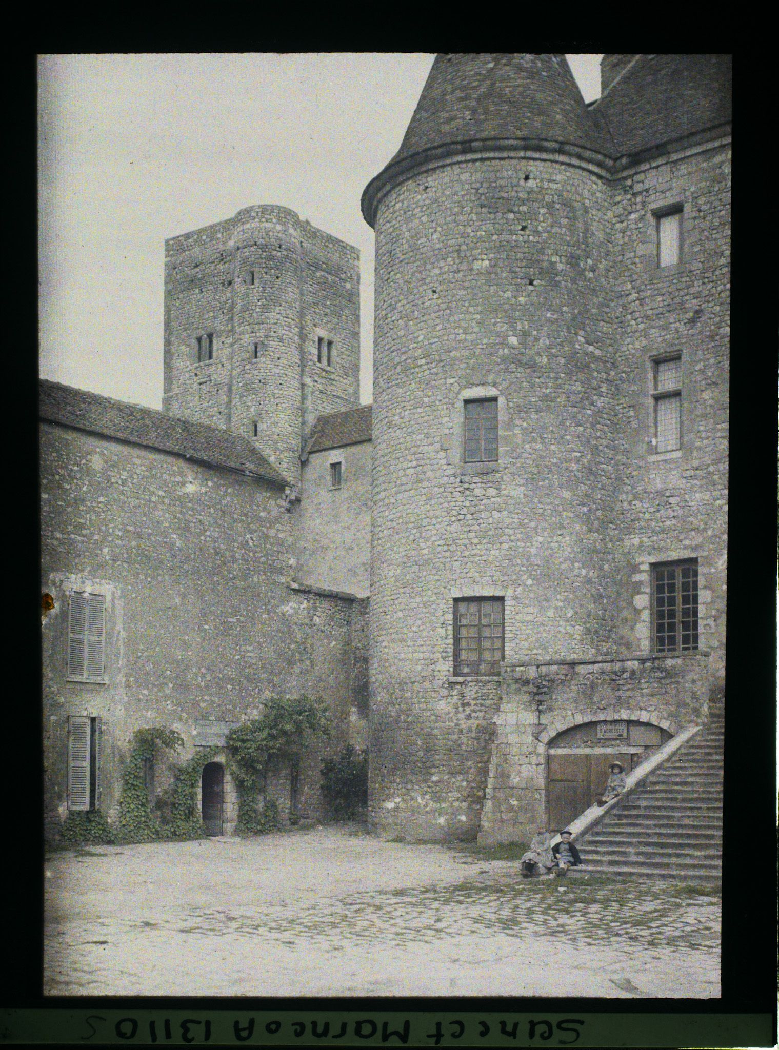 Image représentant France, Nemours, Vue d'ensemble du Château, une des tourelles et la Tour Carrée