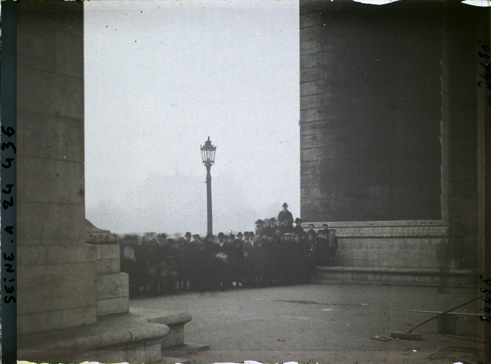 Image représentant La foule à l'Arc de Triomphe à l'occasion du Cinquantenaire de la IIIe République, pour la pose de dalles à la gloire de la République
