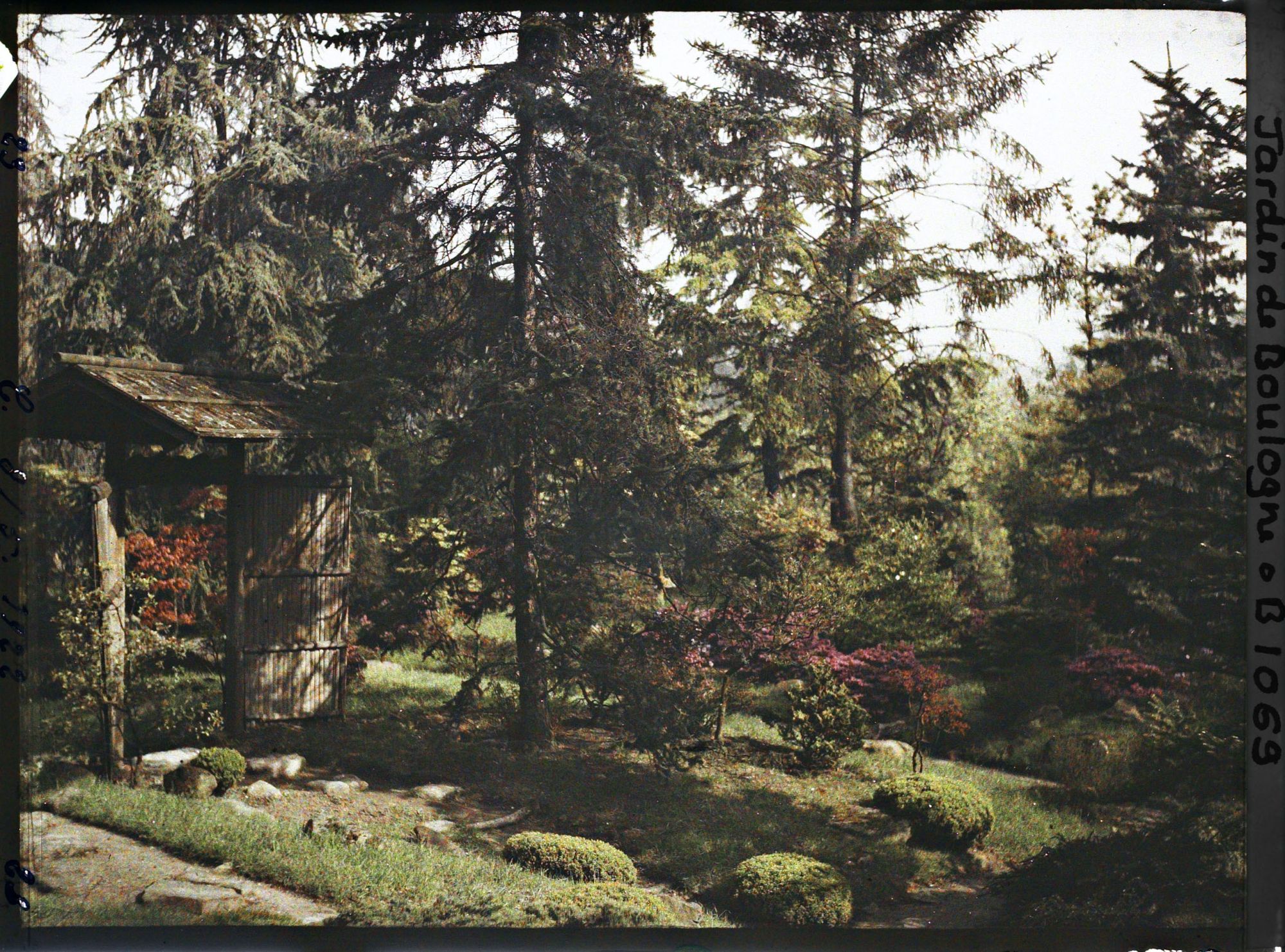 Image représentant Porte et paysage du " village japonais " en limite du " sanctuaire japonais "