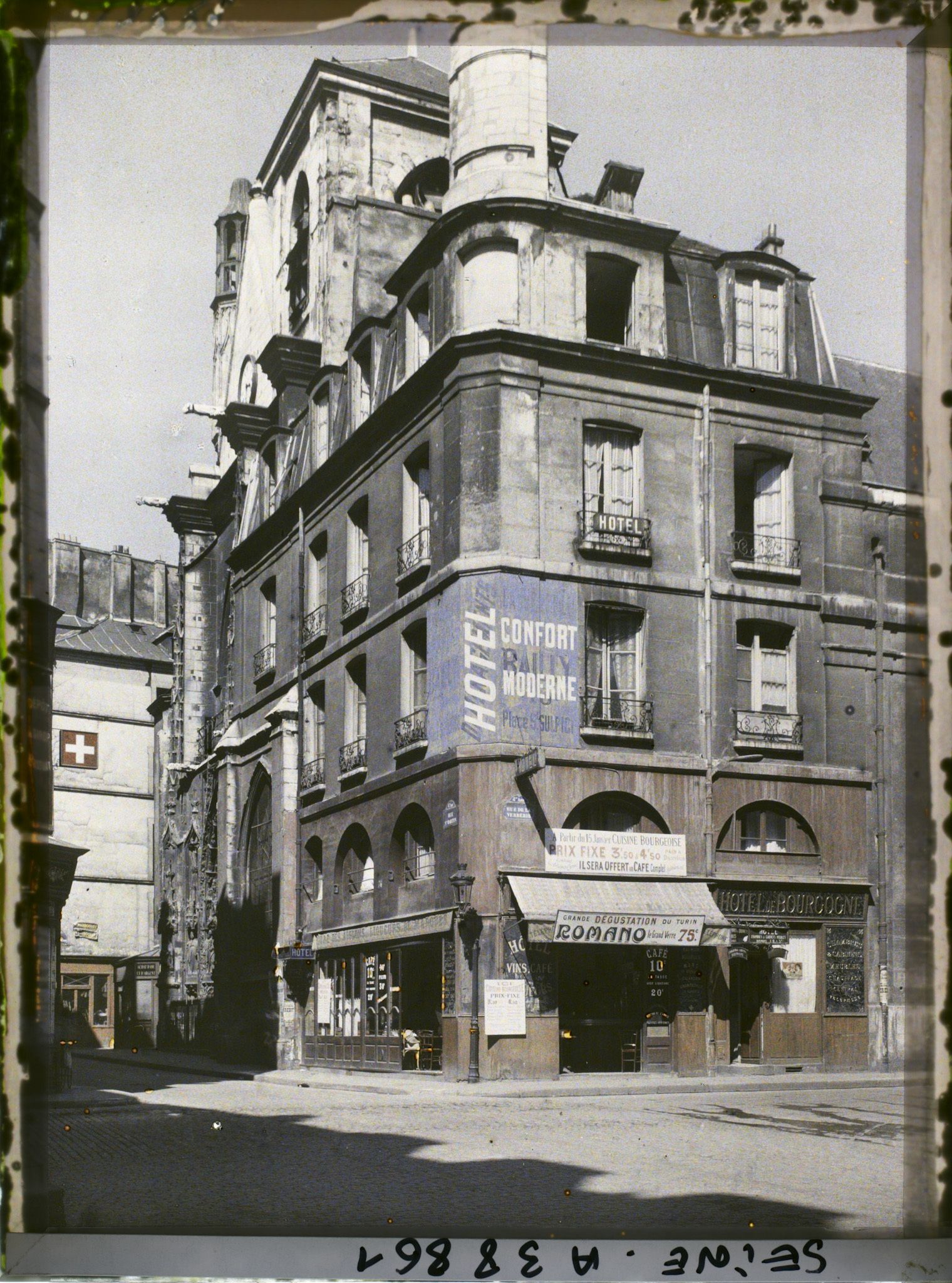 Image représentant L'angle des rues de la Verrerie et Saint-Martin et l'église Saint-Merri