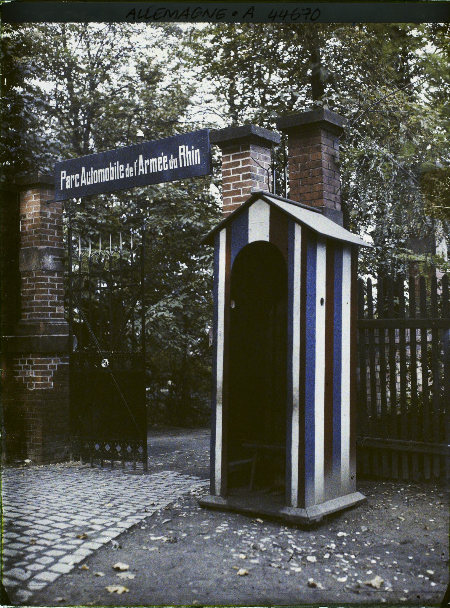 Image représentant Allemagne, Mayence, Parc automobile de l'armée du Rhin autre vue