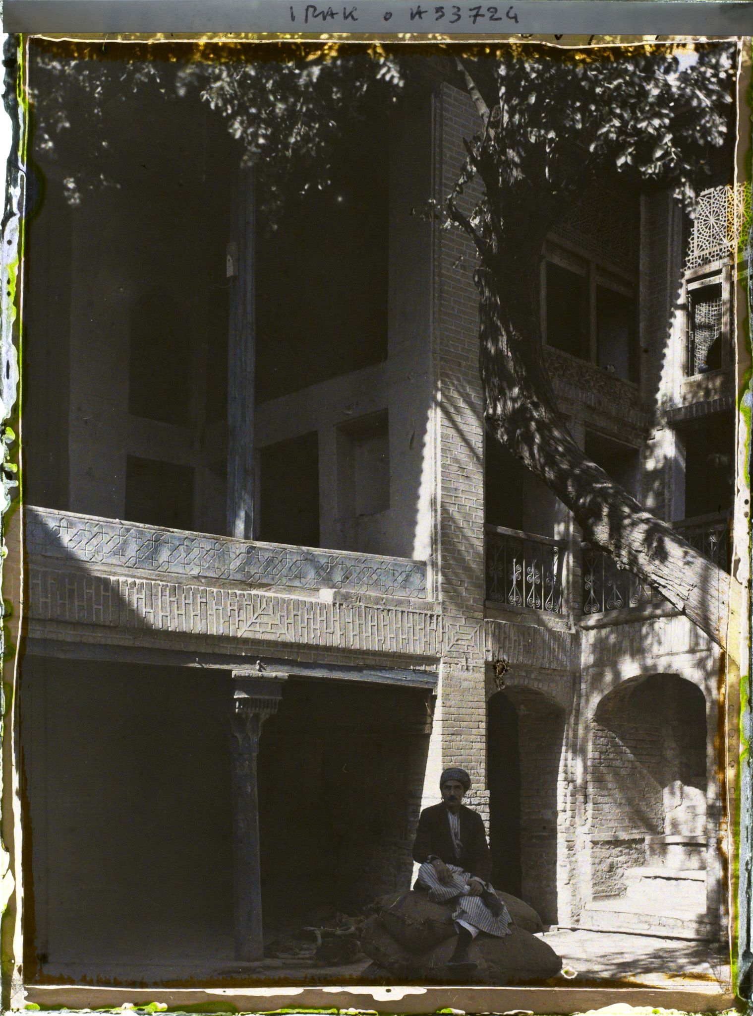 Image représentant La cour d'une vieille demeure