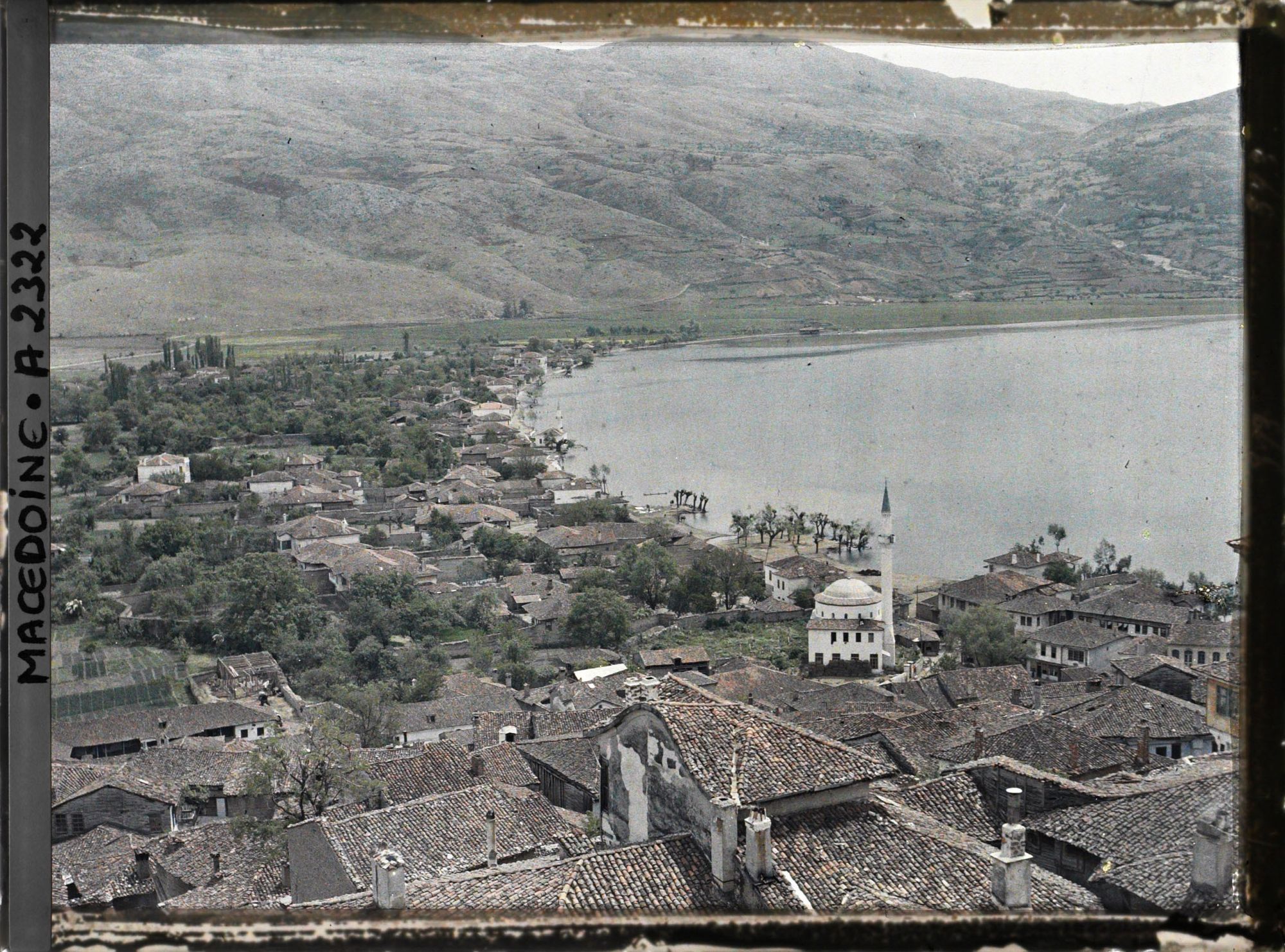 Image représentant Une partie d'Ohrid et la courbe du lac, vue prise du haut de la forteresse