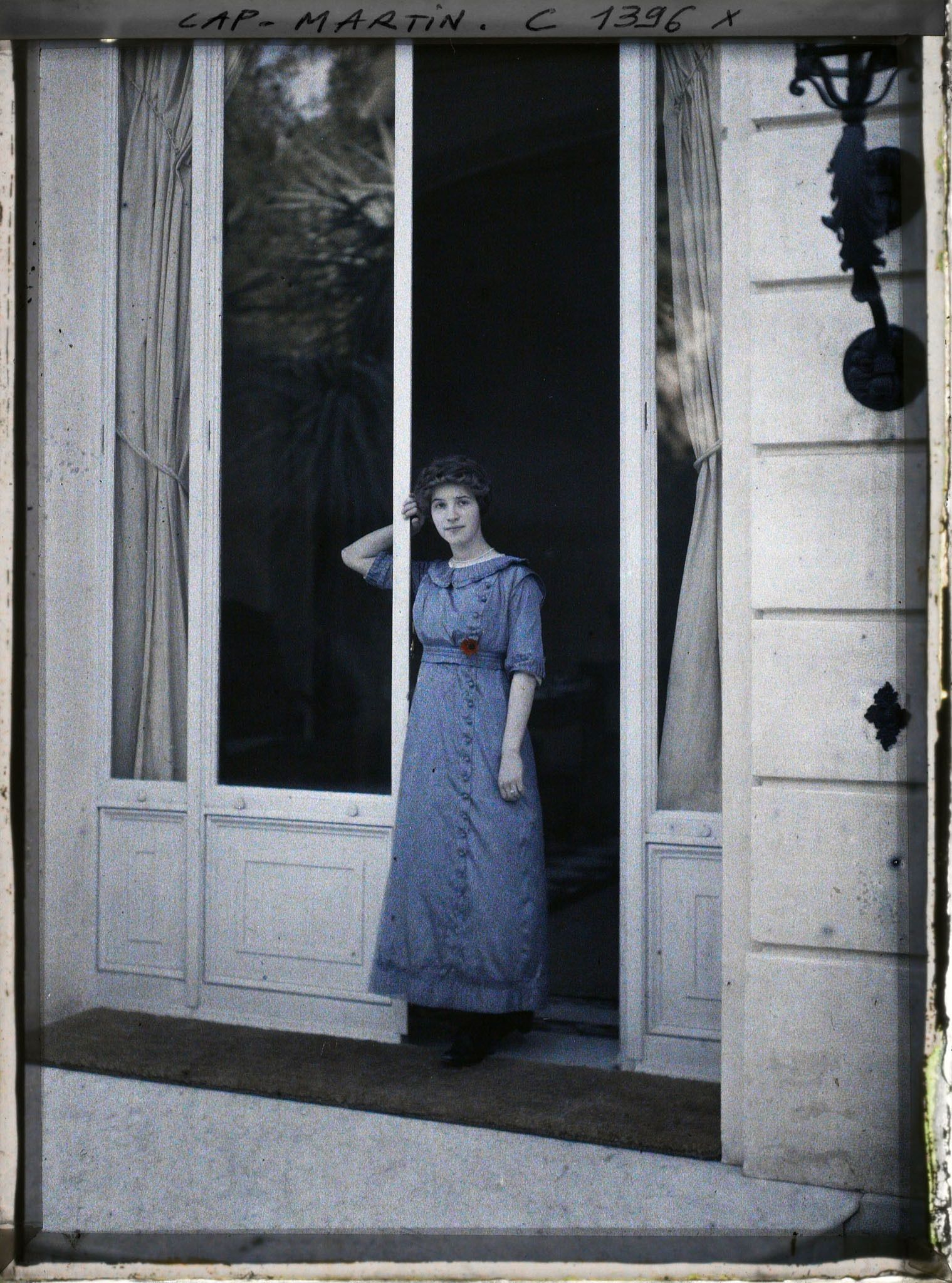 Image représentant Mademoiselle Marie-Yvonne von Schoen devant la villa Kahn