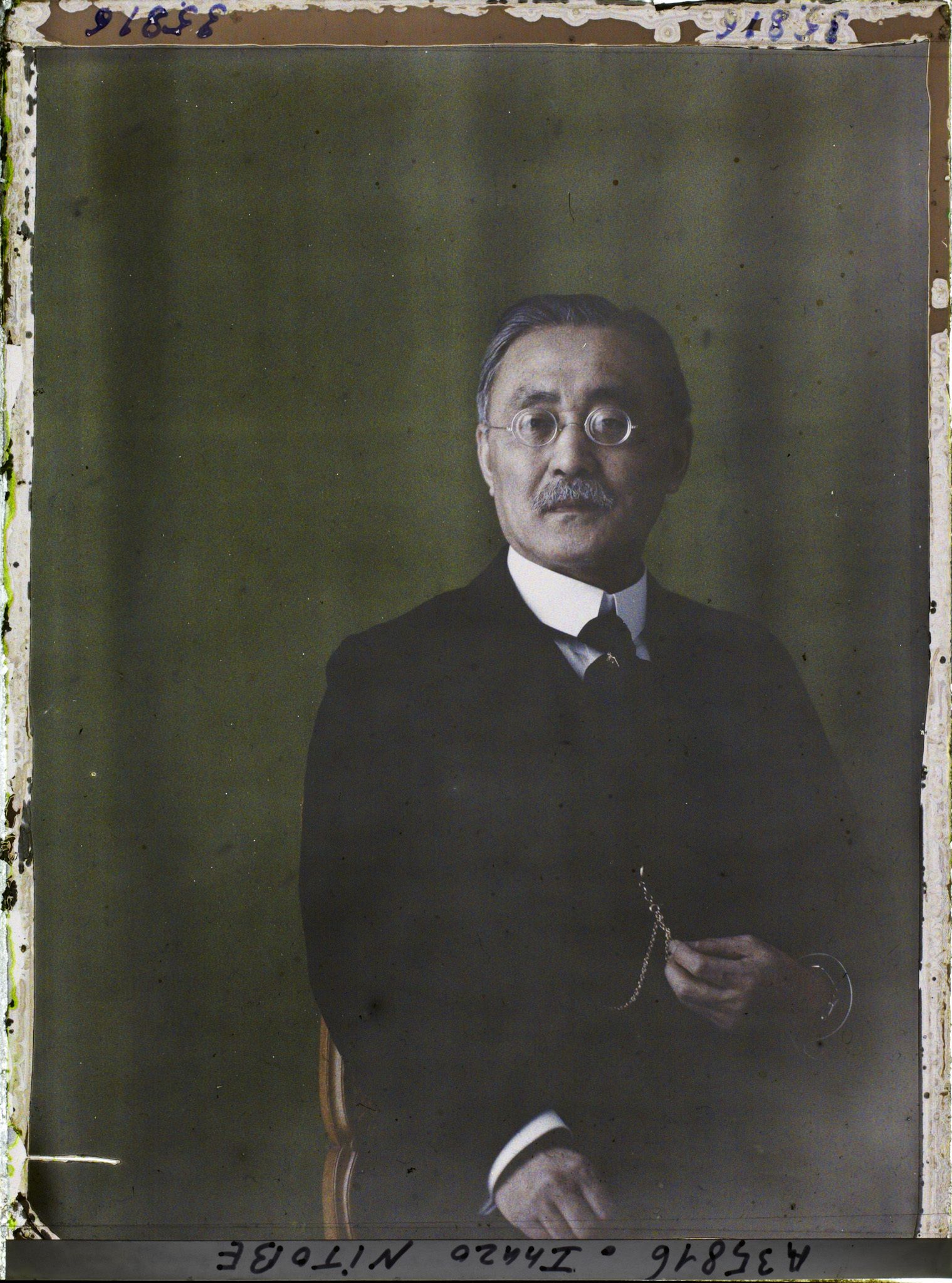 Image représentant https://musee-albert-kahn.s-museum.fr/home/NWQ2OTAwYzNmYjZlZTk1ZWQwODJmMjY4L2dlbmVyaWMtbm90aWNlLXRhYi9hdXRob3JpdHkvNjE3YTc5ZjVjZjhiODk2OGIzMzM3ZDIx/5d6900c3fb6ee95ed082f268/generic-notice-tab/authority/617a79ebcf8b8968b33374c5 Inazo Nitobe