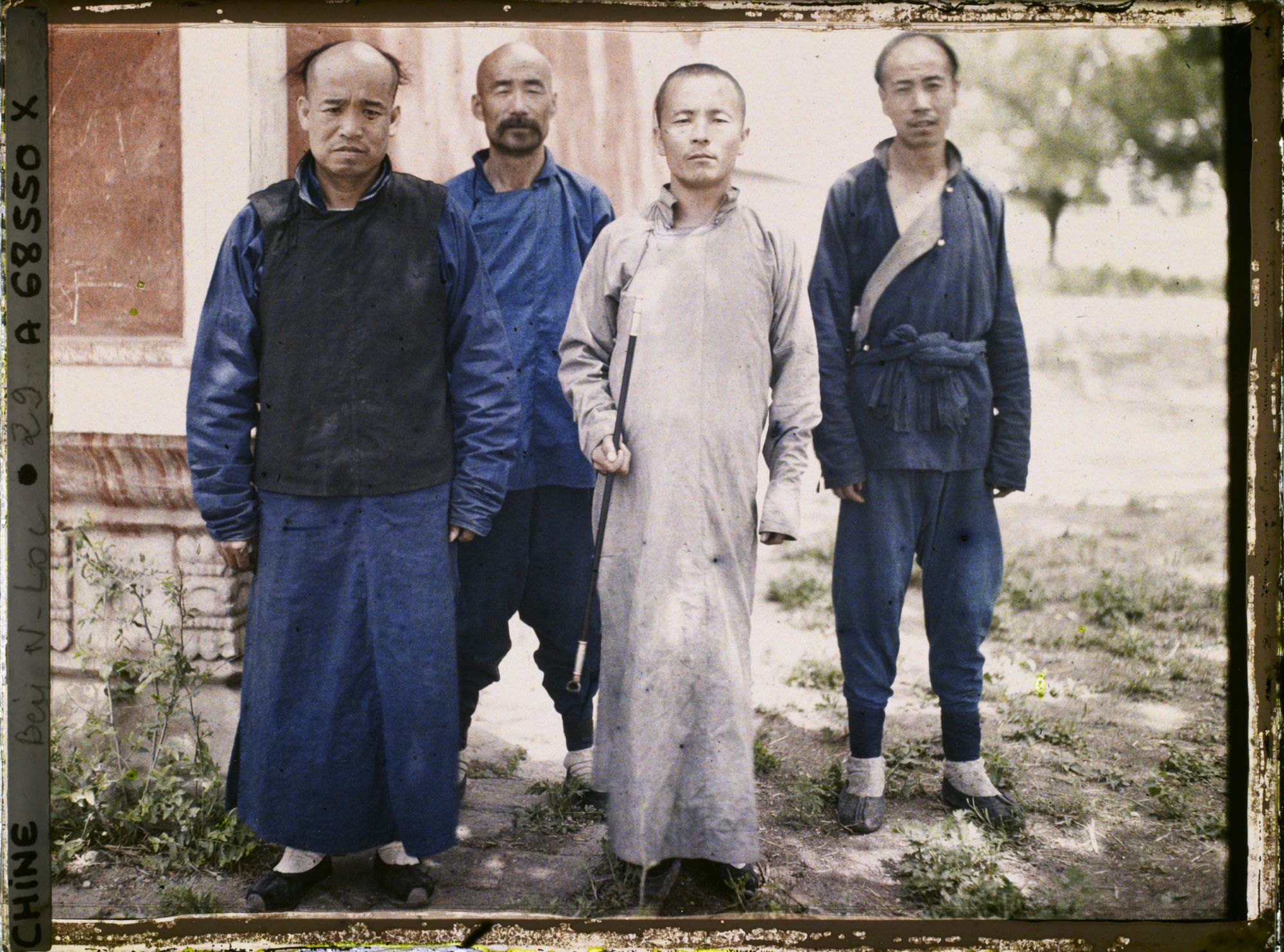 Image représentant Quatre hommes dans un ensemble cultuel