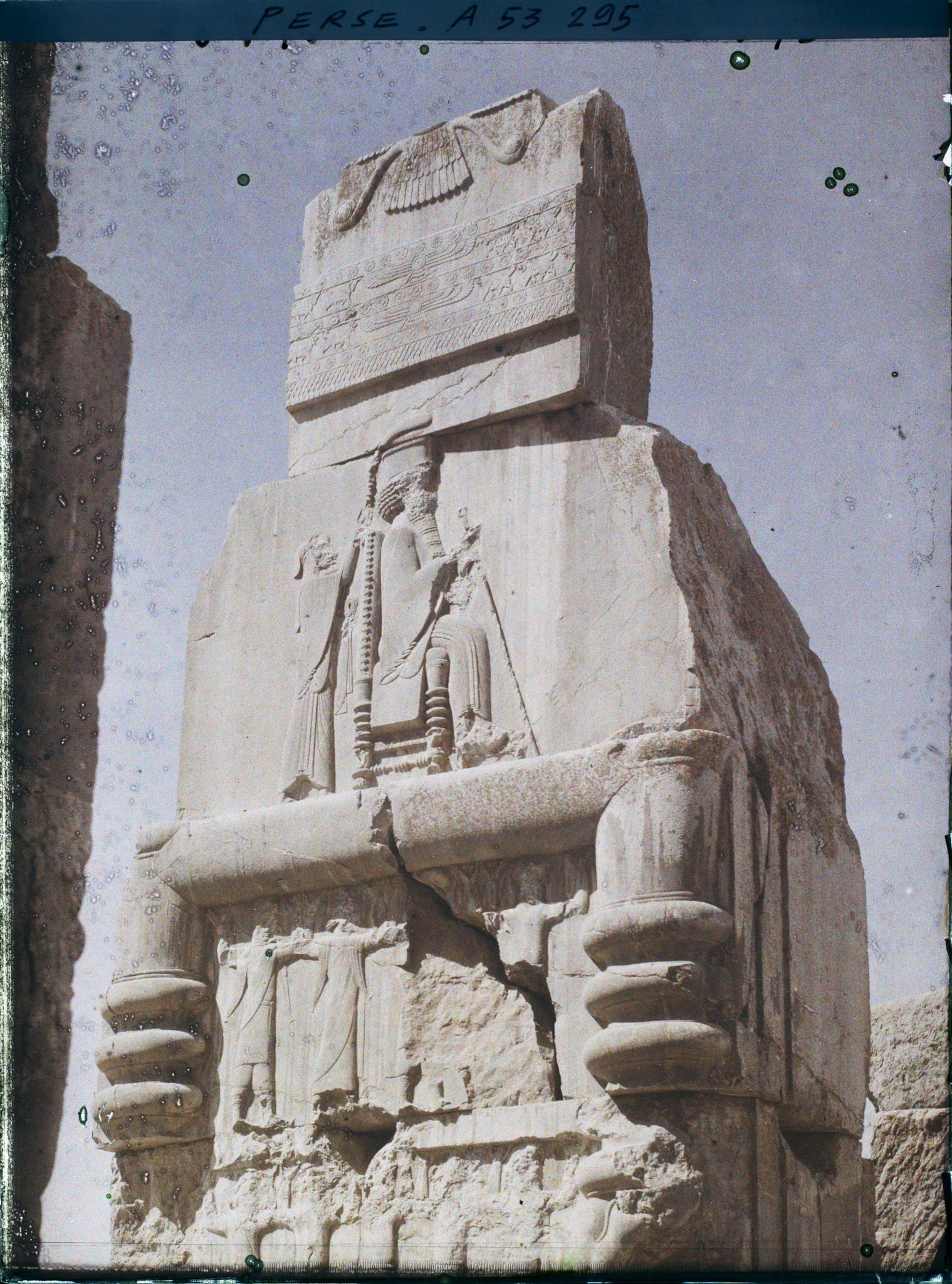 Image représentant Dans l'embrasure de la porte orientale du Tripylon, bas-relief représentant le roi Darius sur son trône sous le symbole ailé d'Ahura Mazda, soutenu par les 28 nations vassales