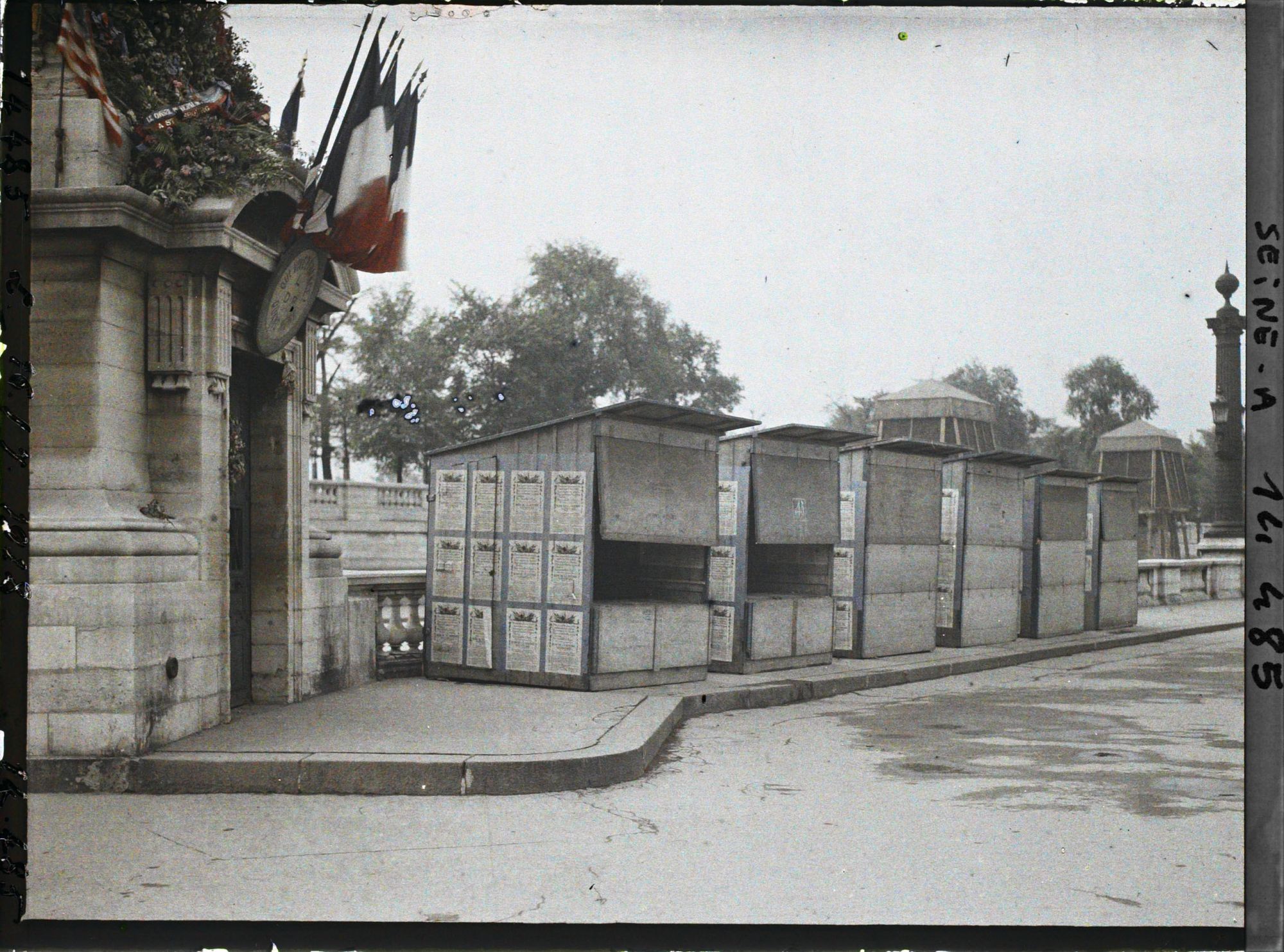Image représentant Baraques de souscription à côté de la statue de Strasbourg, place de la Concorde