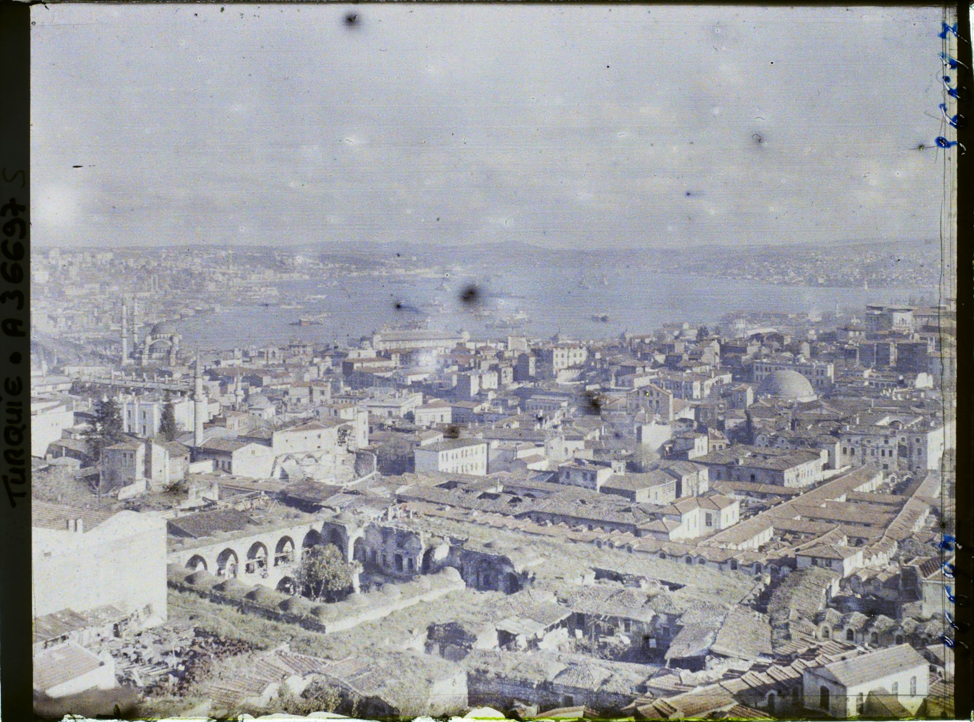 Image représentant Turquie, Constantinople, Panorama vers l'entrée du Bosphore, Yeni Validé Djami et Dalma Batsché