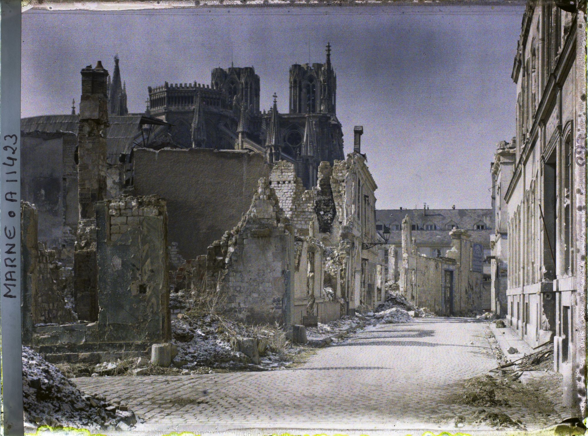 Image représentant Ruines rue Eugène Desteuque, au fond la cathédrale
