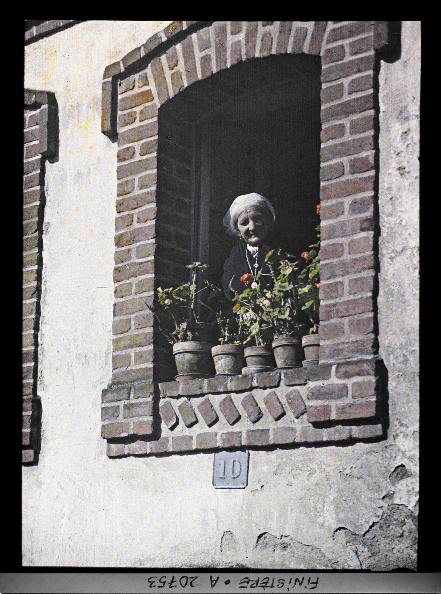 Image représentant Madame Hélenec (81 ans) à sa fenêtre