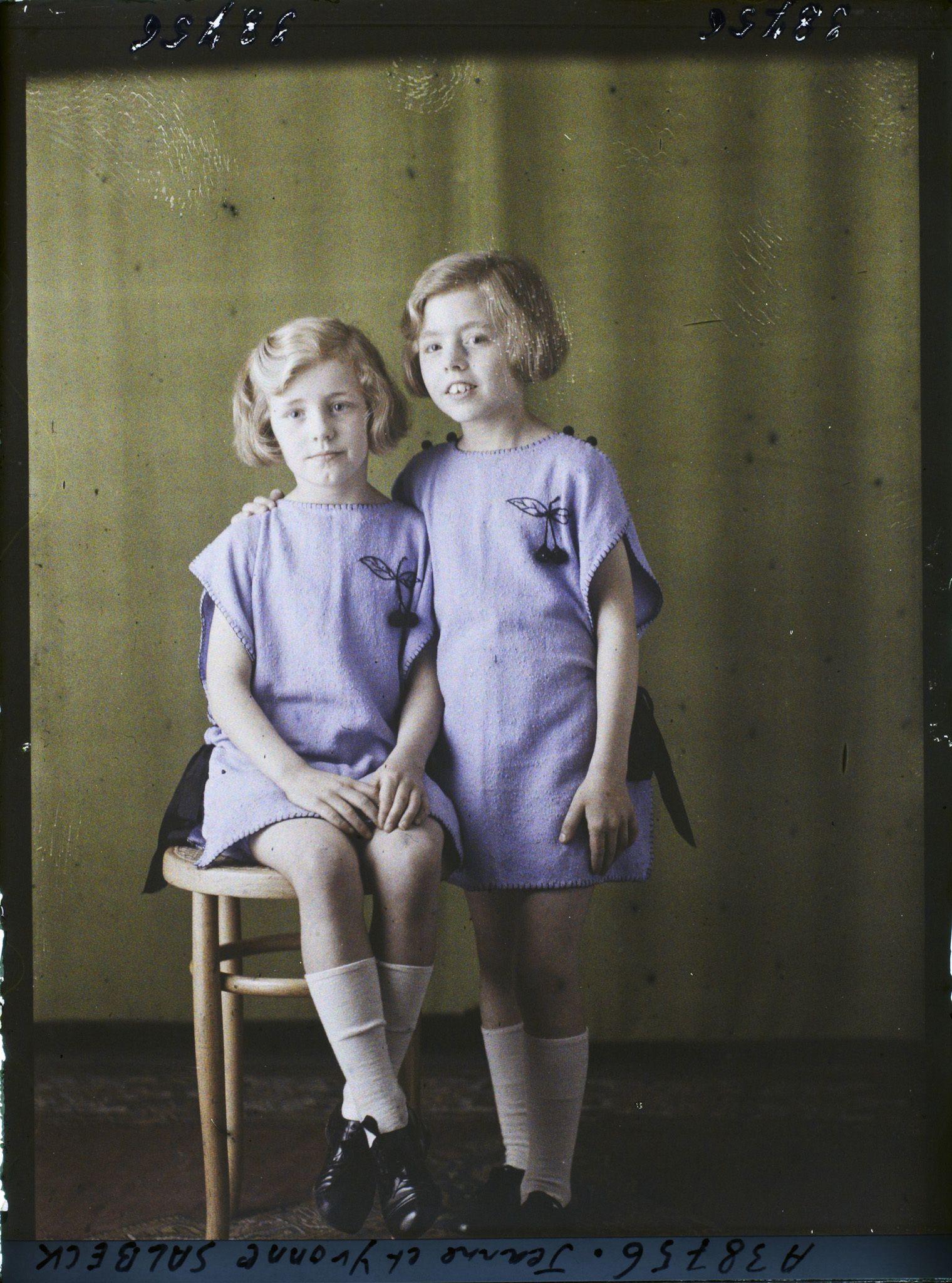 Image représentant Mademoiselle  https://musee-albert-kahn.s-museum.fr/home/NWQ2OTAwYzNmYjZlZTk1ZWQwODJmMjY4L2dlbmVyaWMtbm90aWNlLXRhYi9hdXRob3JpdHkvNjE3YTc5ZjVjZjhiODk2OGIzMzM3ZDIx/5d6900c3fb6ee95ed082f268/generic-notice-tab/authority/617a79ebcf8b8968b333772b Jeanne Salbeck et sa soeur  https://musee-albert-kahn.s-museum.fr/home/NWQ2OTAwYzNmYjZlZTk1ZWQwODJmMjY4L2dlbmVyaWMtbm90aWNlLXRhYi9hdXRob3JpdHkvNjE3YTc5ZjVjZjhiODk2OGIzMzM3ZDIx/5d6900c3fb6ee95ed082f268/generic-notice-tab/authority/617a79ebcf8b8968b333772c Yvonne