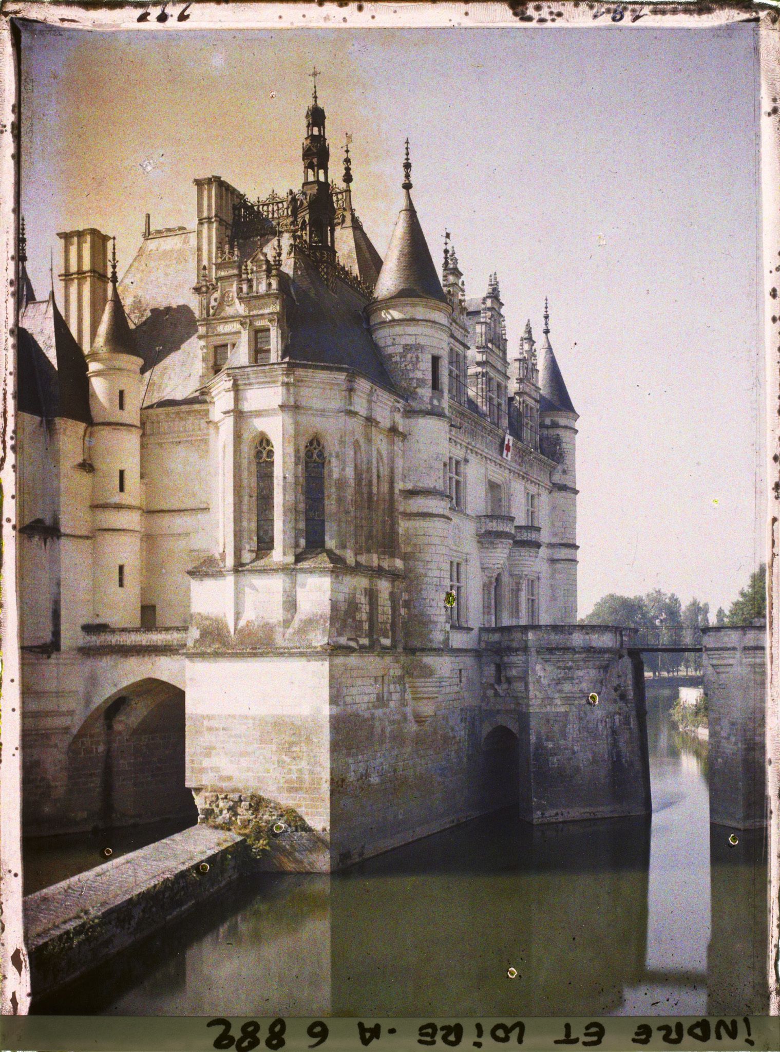 Image représentant La chapelle et l'entrée du château construit au dessus du Cher