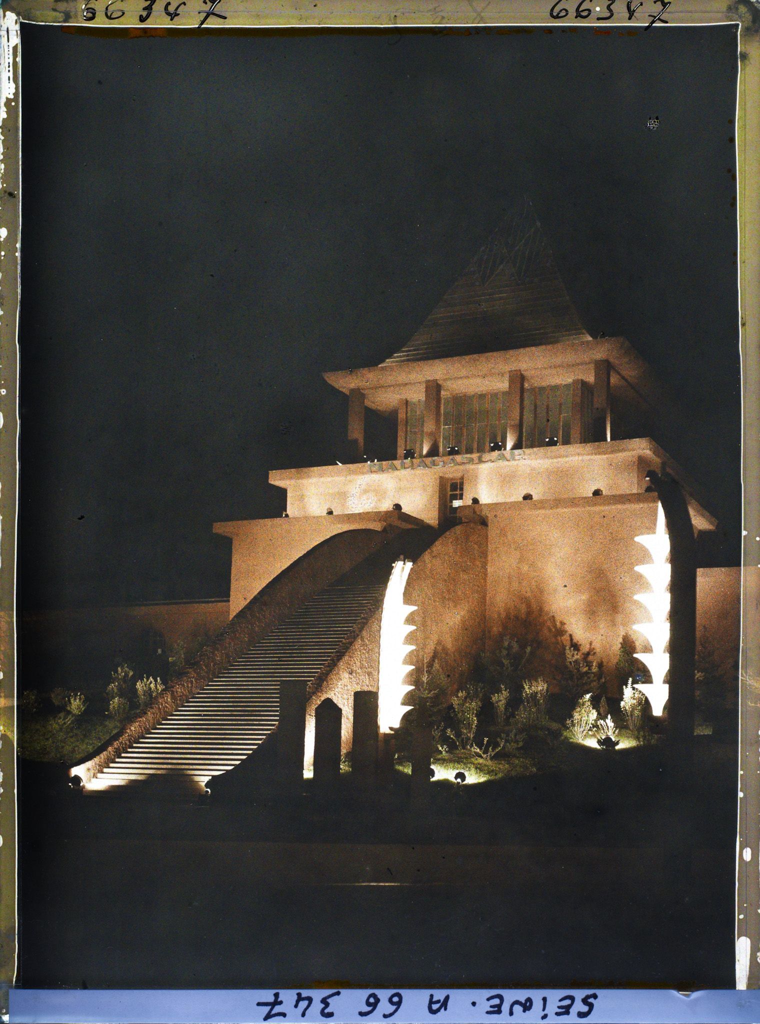 Image représentant L'Exposition Coloniale Internationale de 1931, les illuminations du pavillon de Madagascar
