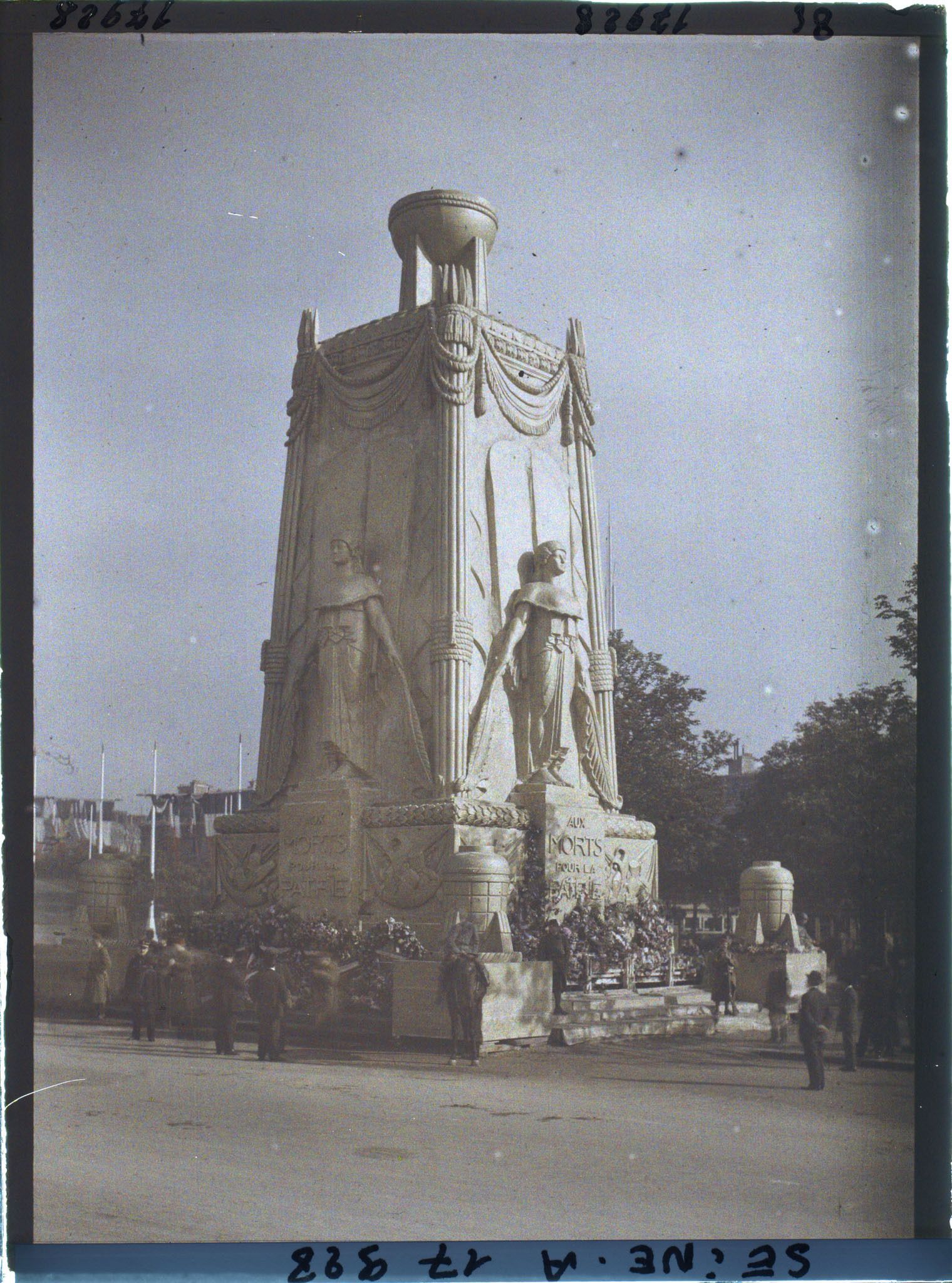 Image représentant Le cénotaphe élevé en mémoire des morts pour la patrie place de l'Etoile pour les fêtes de la Victoire des 13 et 14 juillet
