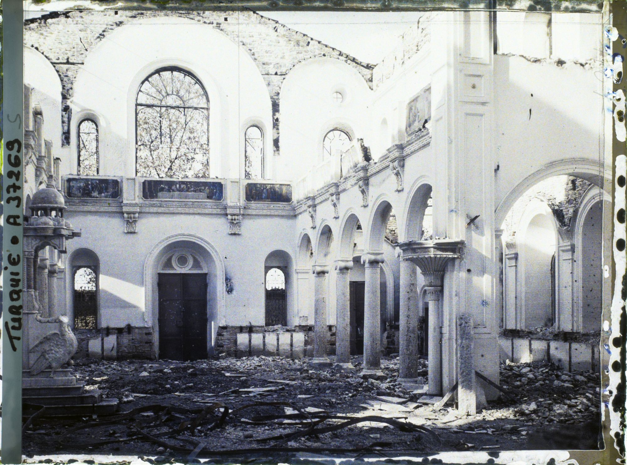 Image représentant Intérieur de l'église grecque incendiée