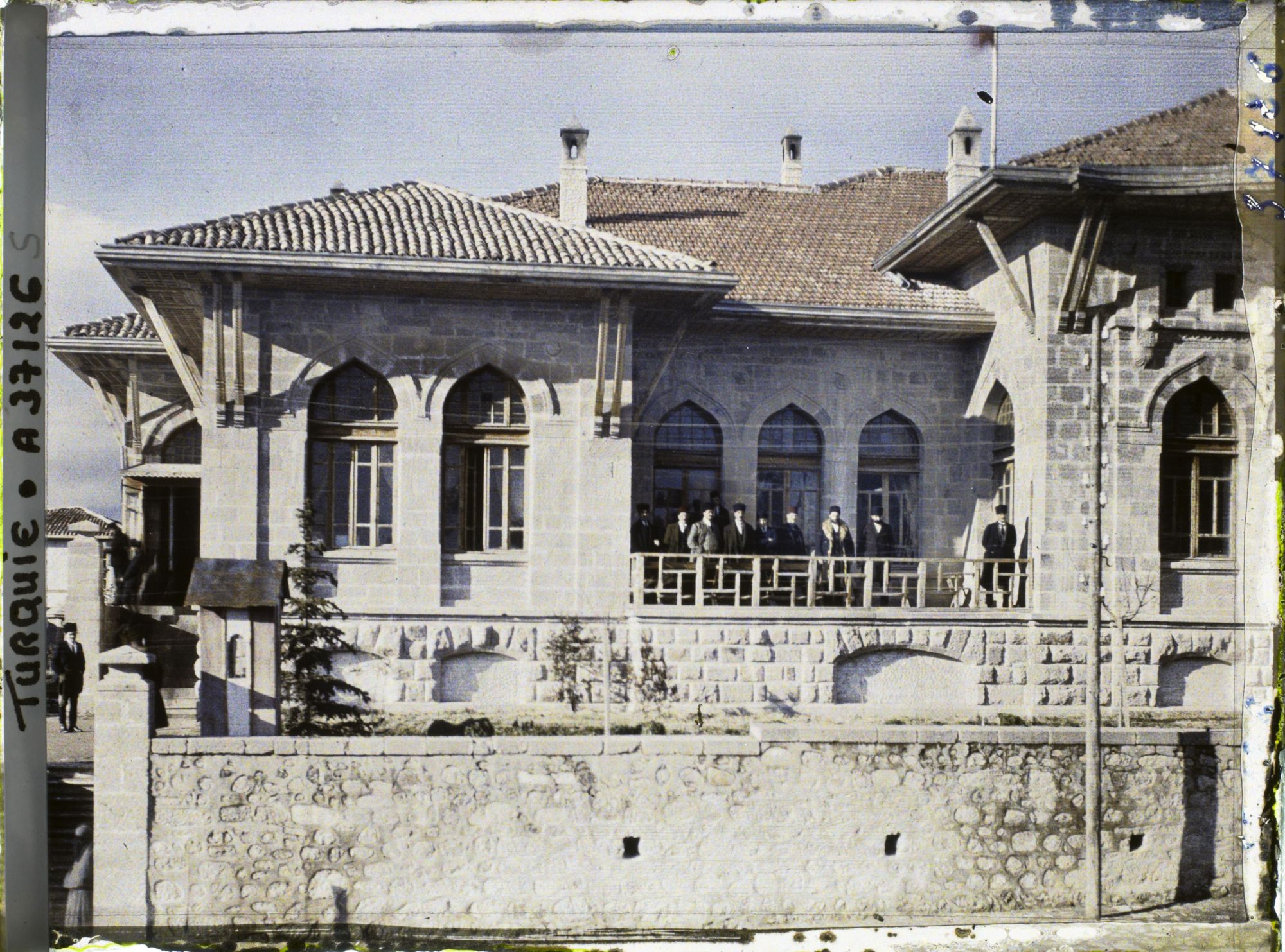 Image représentant Députés sur la terrase de la Grande Assemblée Nationale