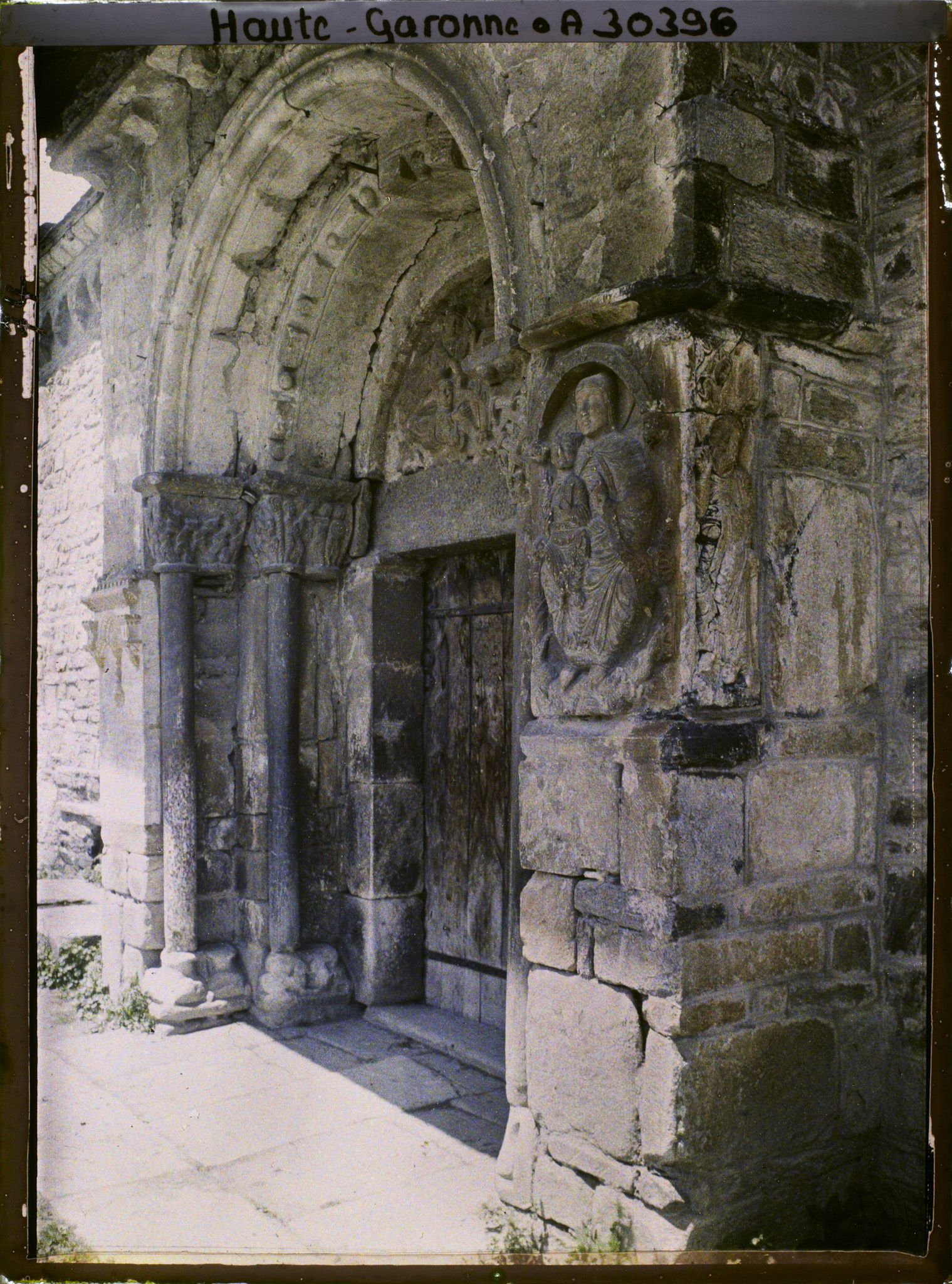 Image représentant France, Bagnères de Luchon, St Aventin, Porte de l'Eglise.