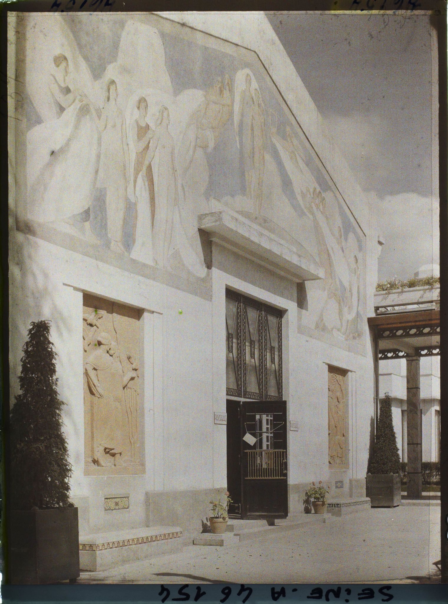 Image représentant L'Exposition des arts décoratifs, Galeries des sections étrangères, Entrée de la galerie des Pays-Bas