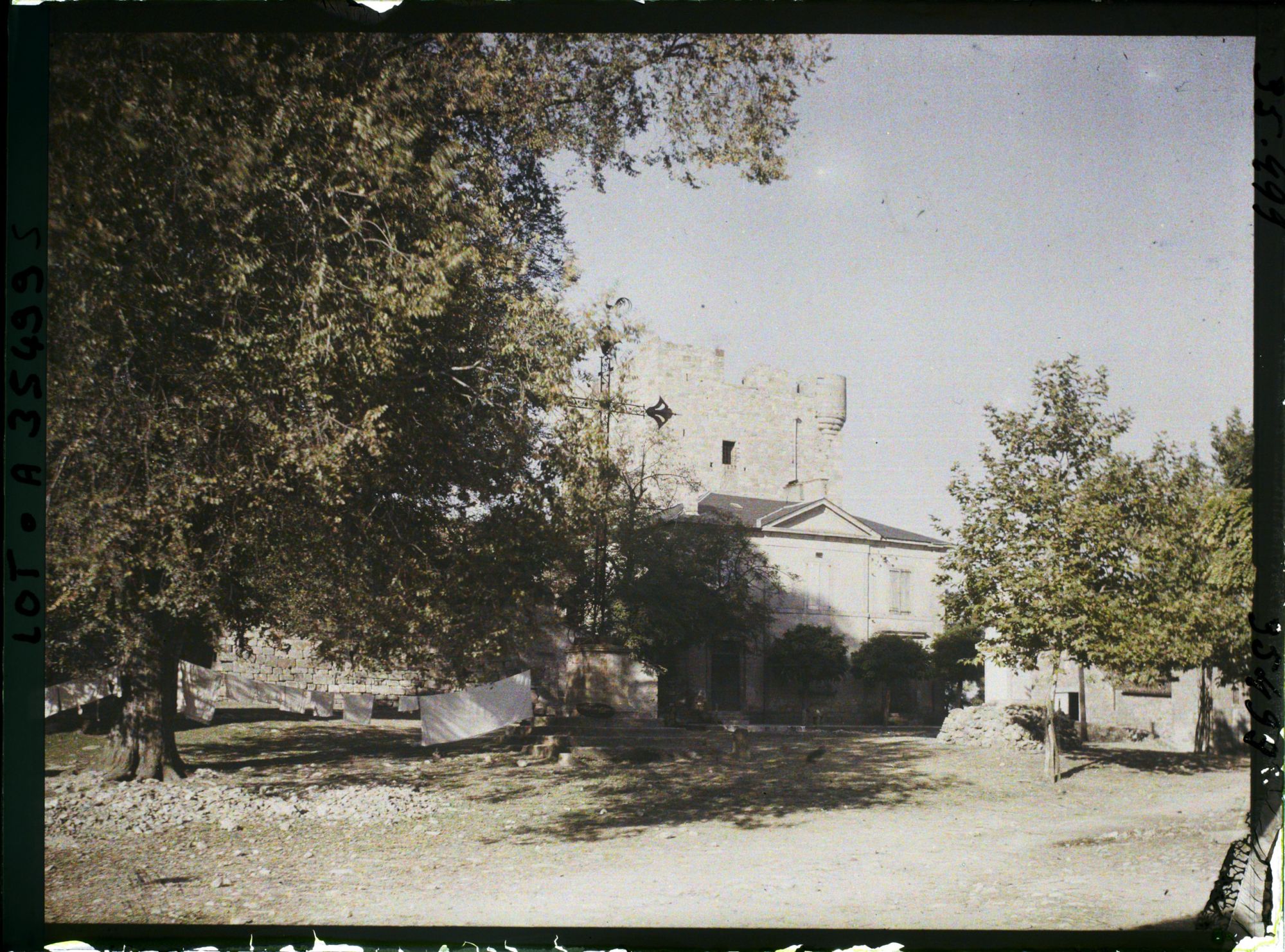 Image représentant France, Capdenac (Lot), La Place et le Donjon