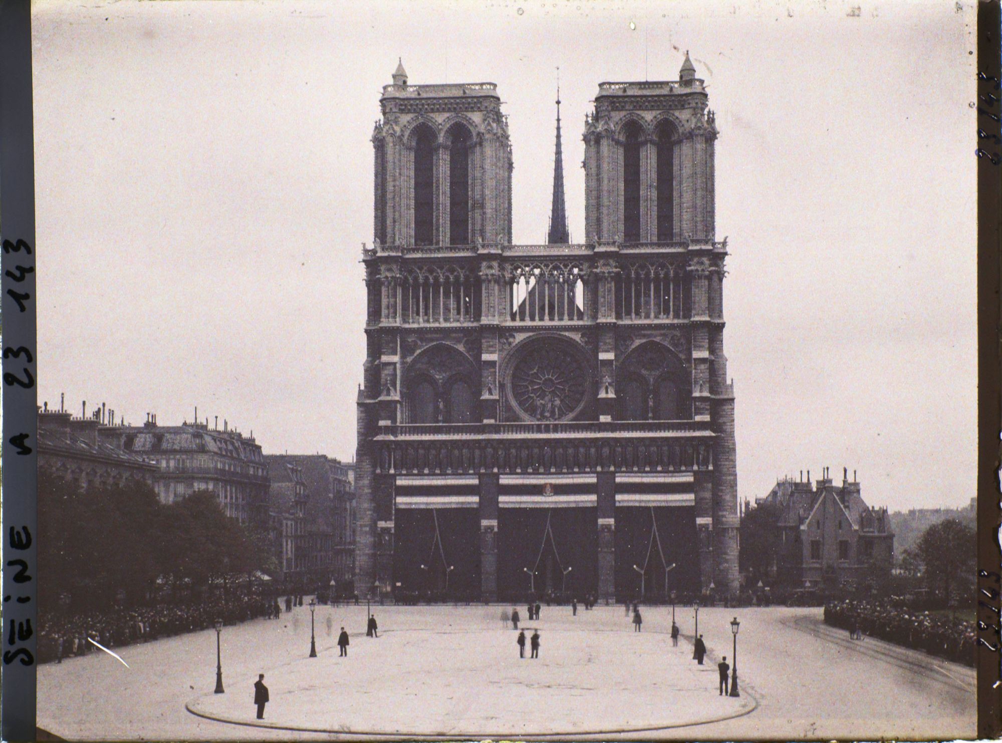 Image représentant Les funérailles de monseigneur Amette à la cathédrale de Notre-Dame
