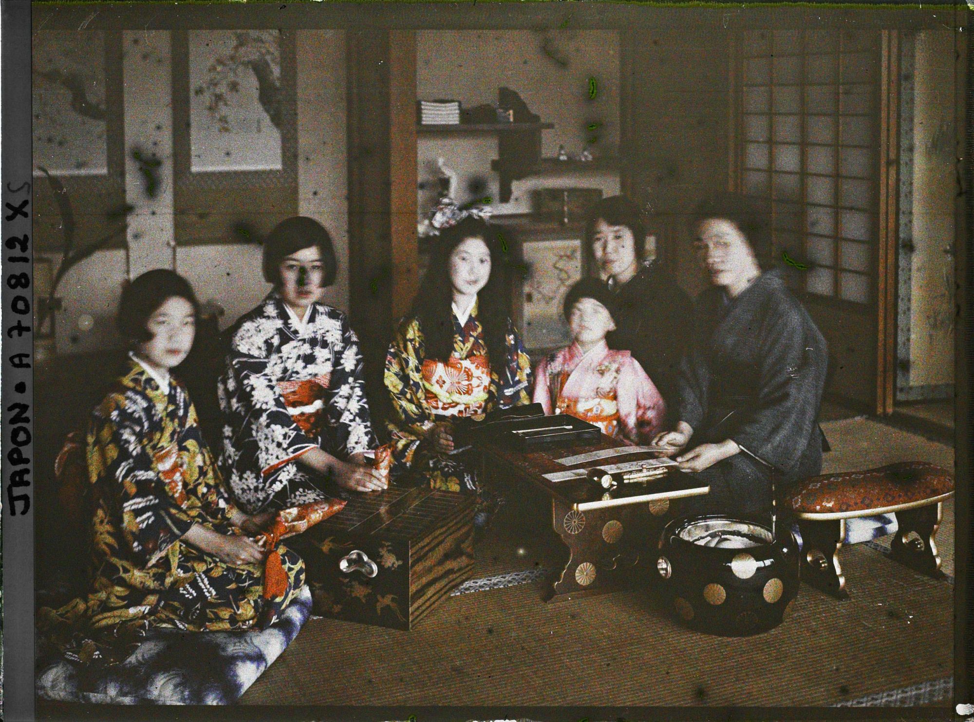 Image représentant Résidence de la famille Kitashirakawa (intérieur), la princesse Kitashirakawa (Fusako), ses trois filles (prénommées Mineko, Sawako et Taeko) et leur cousine, la princesse Takeda Ayako