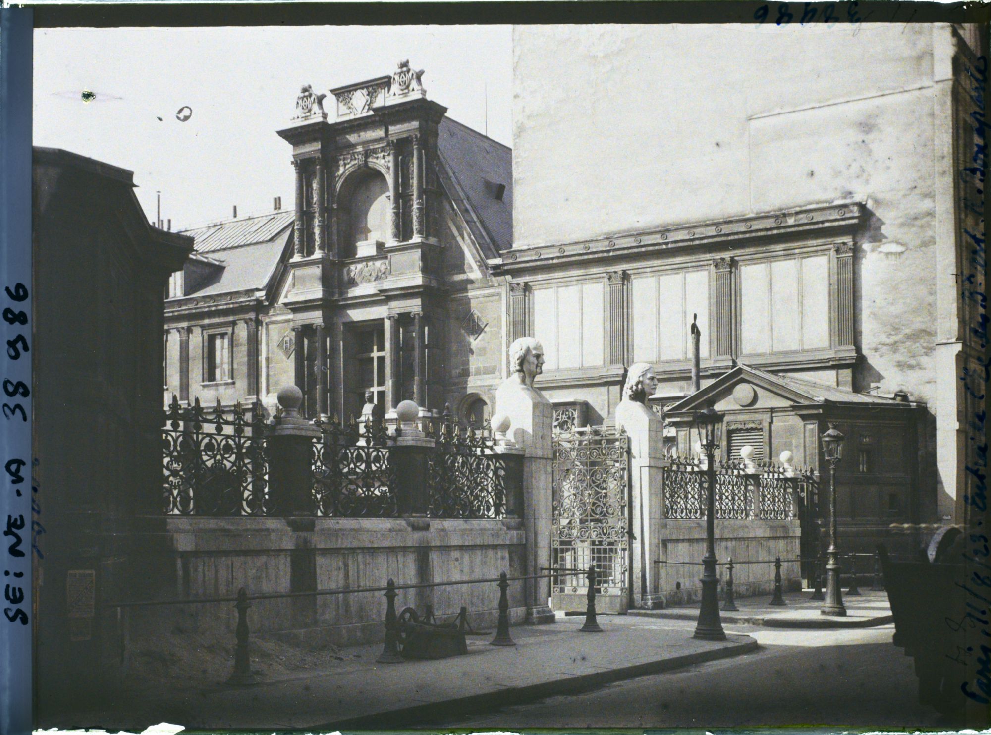 Image représentant L'entrée de l'école des Beaux-Arts, rue Bonaparte