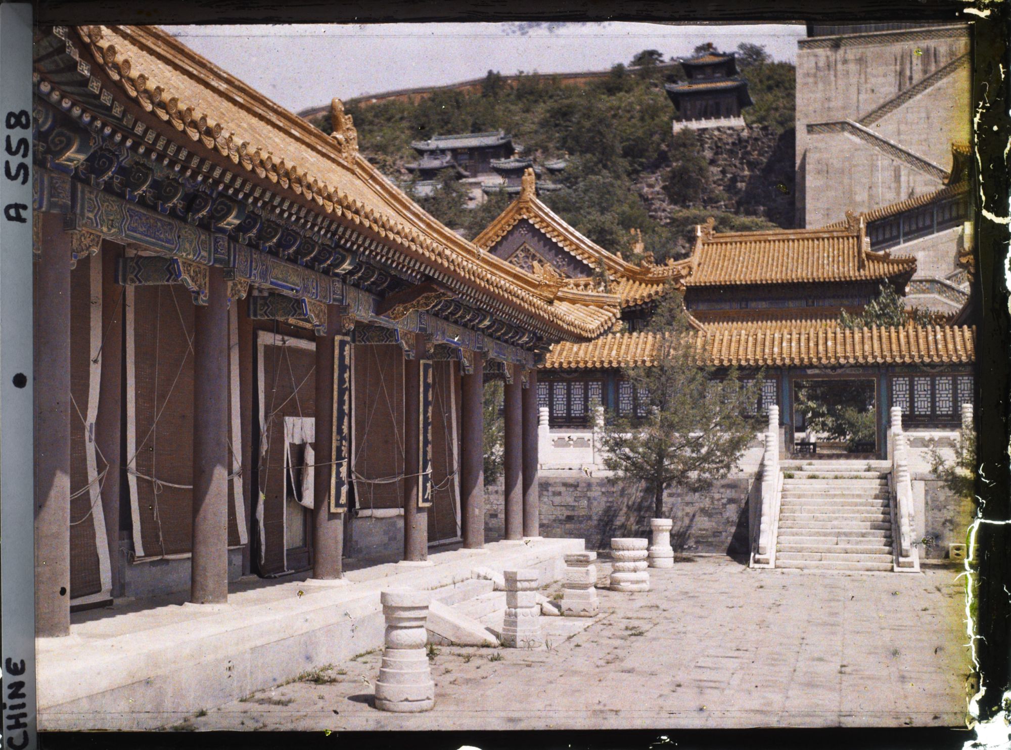 Image représentant Dans la première cour de Paiyundian (" salle des Nuées Ordonnées "), Yunjindian (" salle des Nuées de Brocart "), palais d'Été Yiheyuan ("  jardin de la Concorde Entretenue  ")