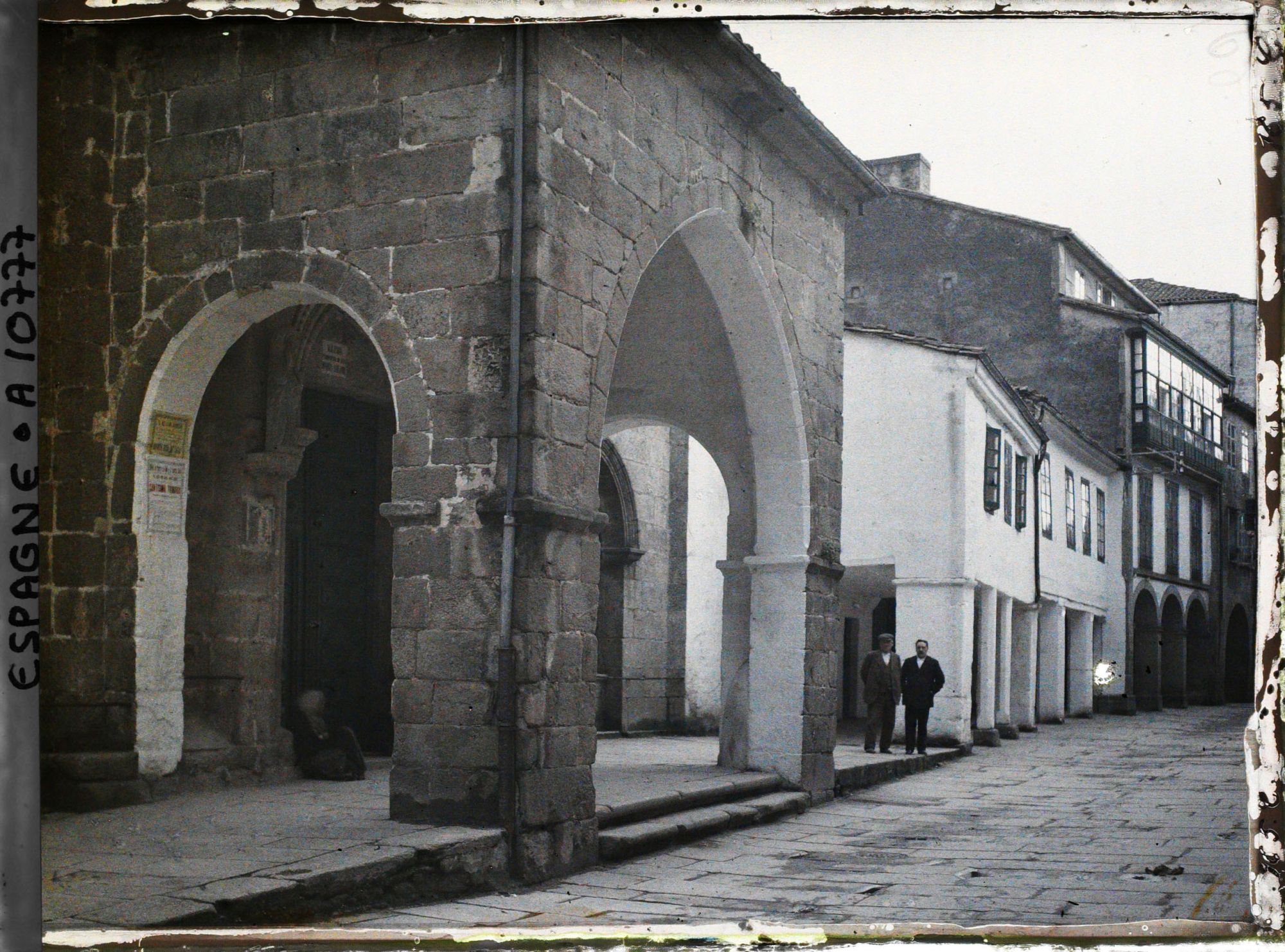 Image représentant Espagne, Santiago de Compostela, Rua Nueva avec le porche de Sta Maria Salomé (XIIe S)