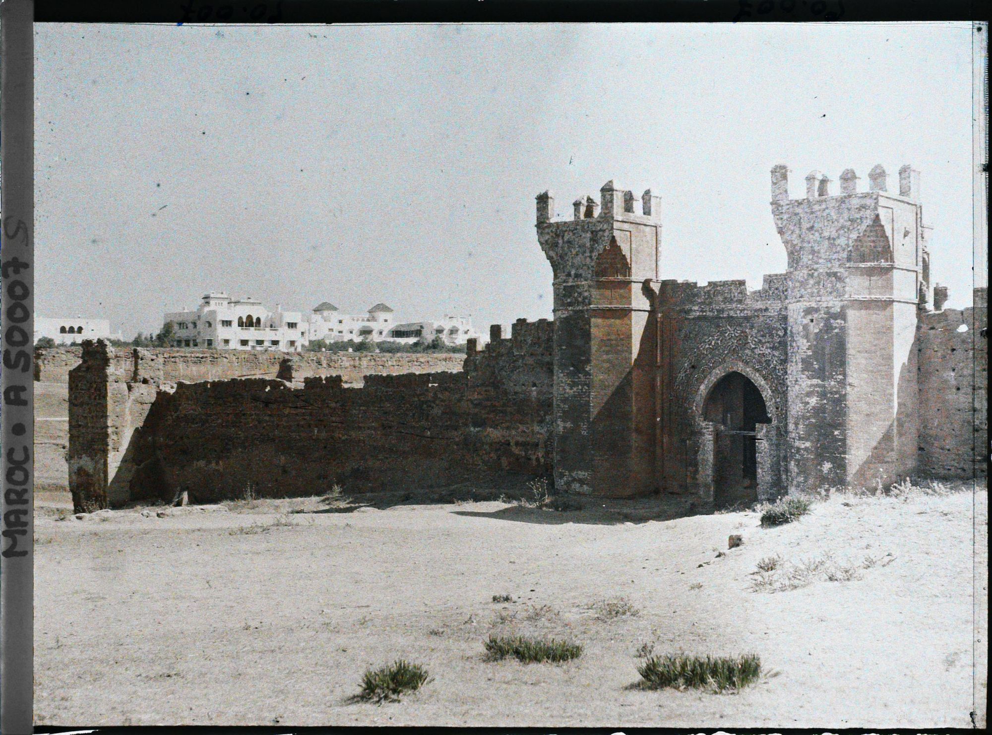 Image représentant La porte de la nécropole de Chella : au loin à gauche, la résidence
