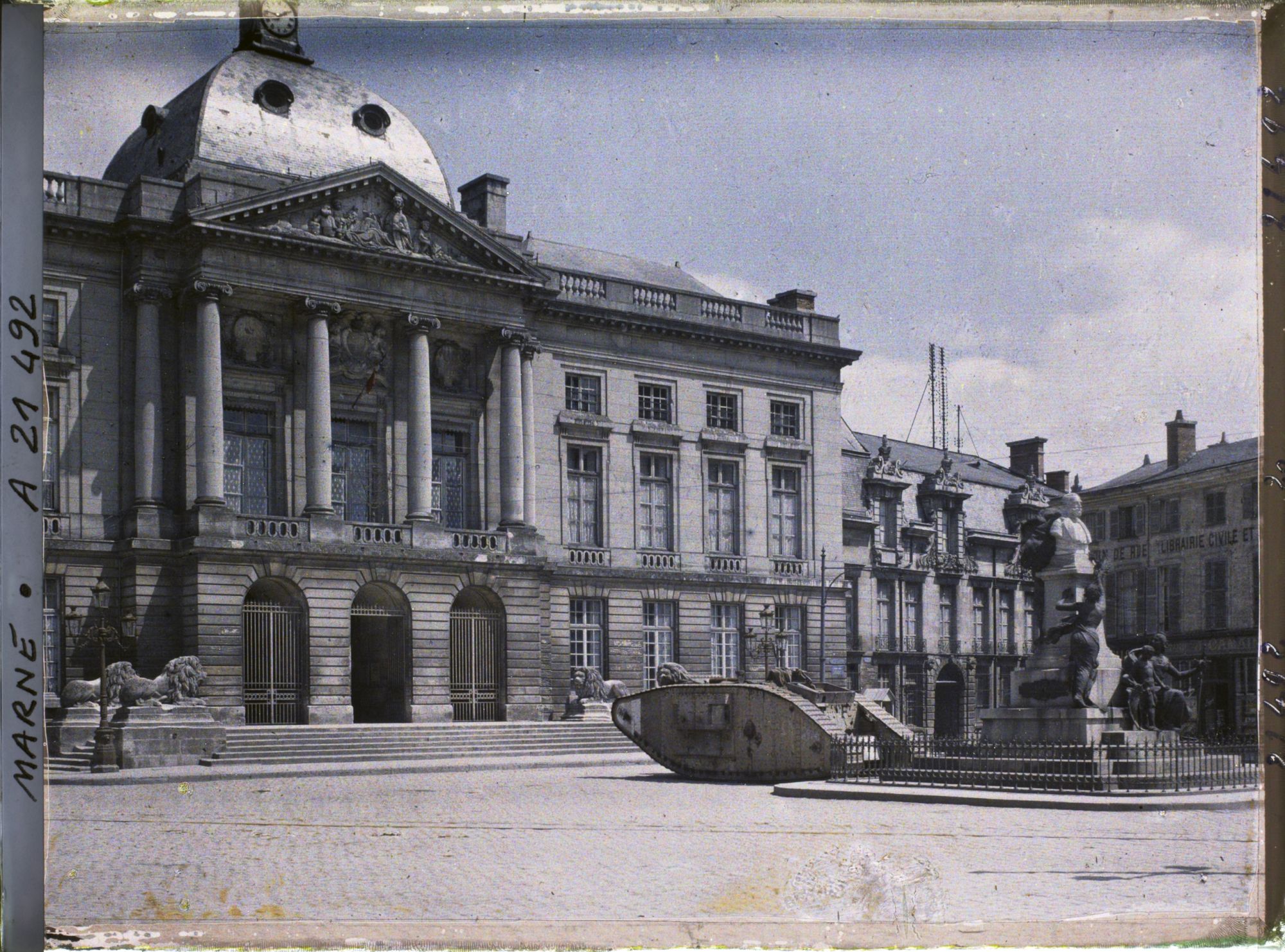 Image représentant France, Chalons s/Marne, Hotel de Ville, St de Carnot et Tank Anglais