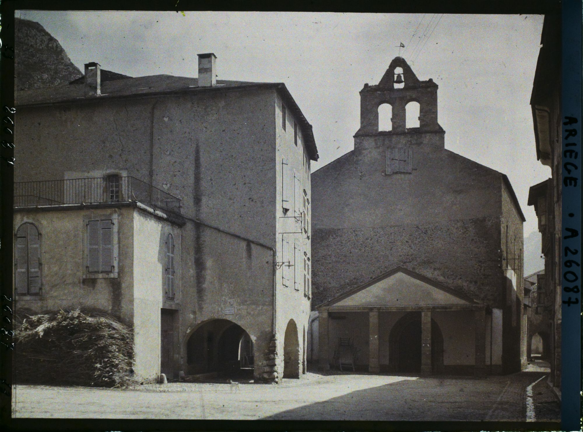 Image représentant La place de la vieille ville et l'église