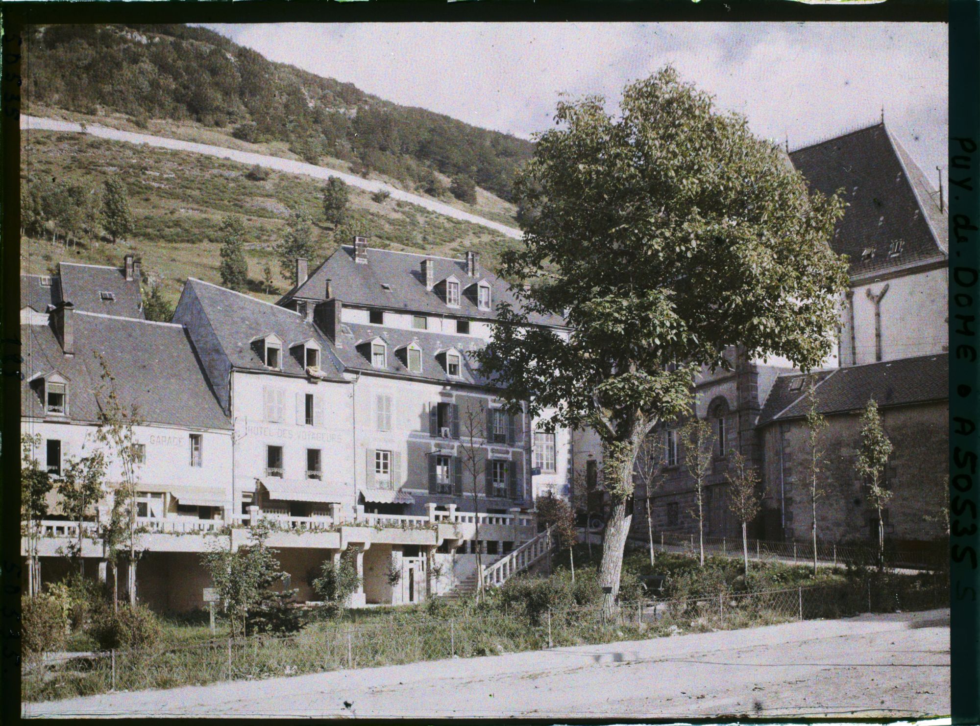 Image représentant France, Mont Dore, La place de l'Eglise