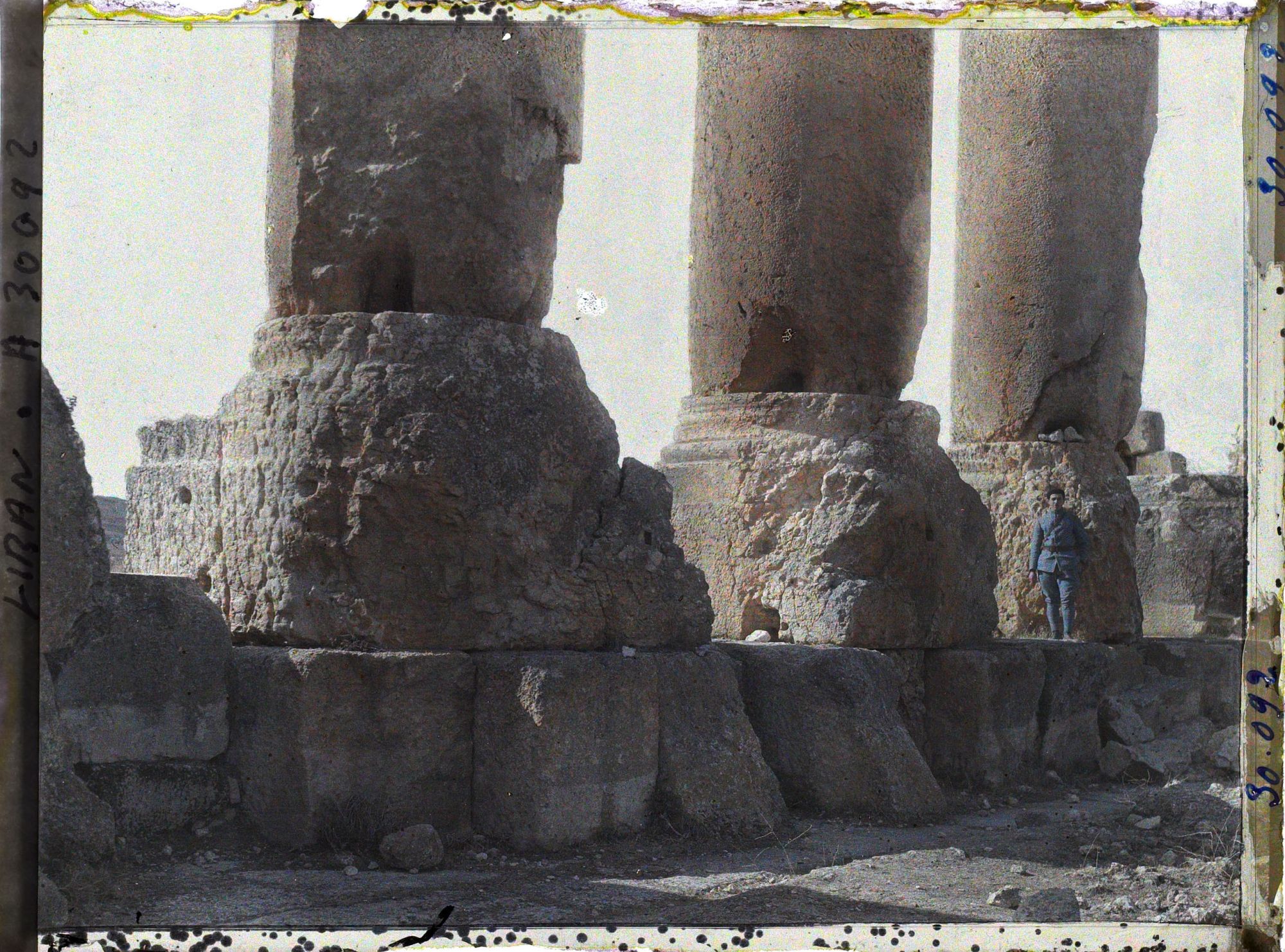 Image représentant Présentation à l'échelle humaine des bases des colonnes du péristyle méridional du sanctuaire du Temple de Jupiter Héliopolitain