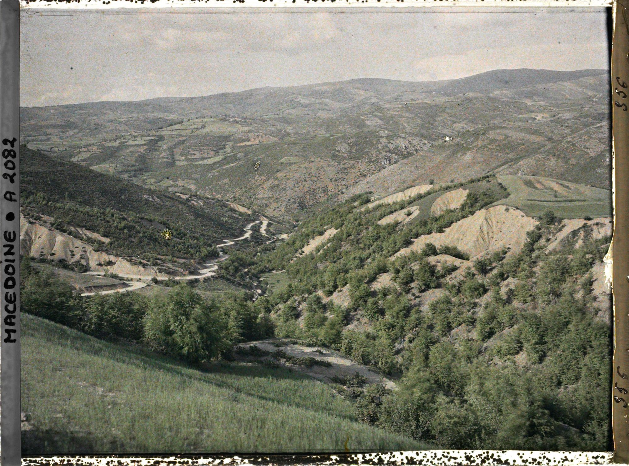 Image représentant Ravinements et méandres de la route sur les versants du lac d'Ochrid