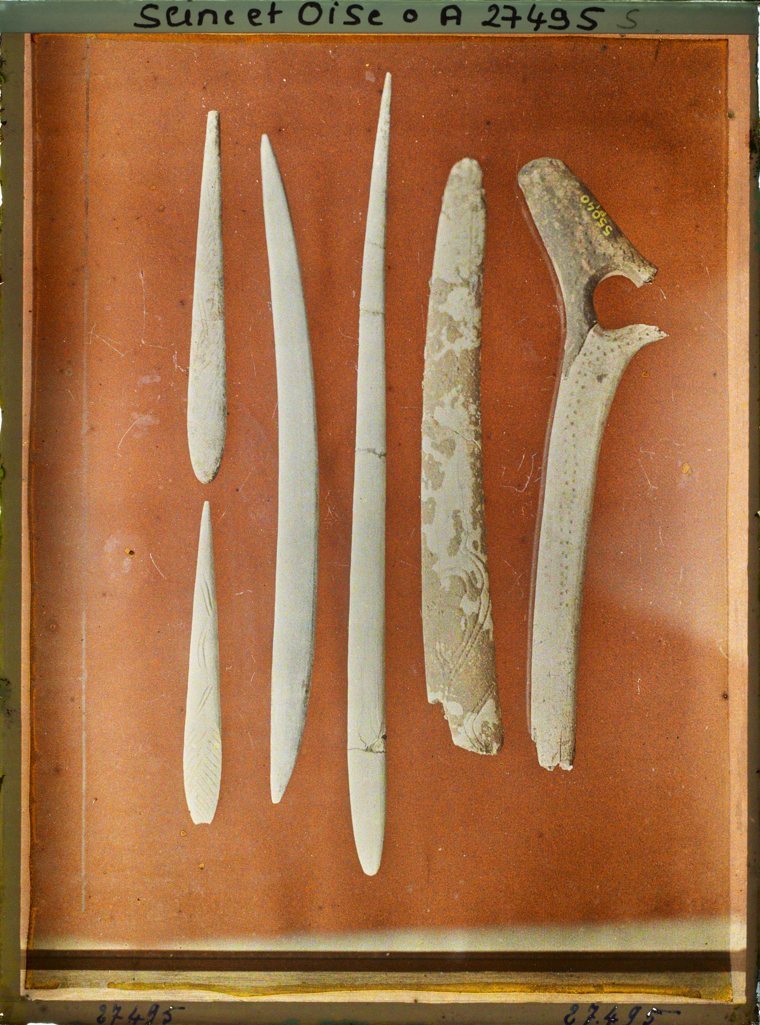 Image représentant France, St Germain-en-Laye, Musée : 1 Bton de Commt ornemts pointillés (55040) 1 Pointe polissoir avec Gravure de pat; de Renne 55008, grande pointe de lance, blanche 55011, autre pointe 55009 ; pointe de lance ornée 55020. Pte de lance avec tête de bouquetin 55023 (grotte de Placard)