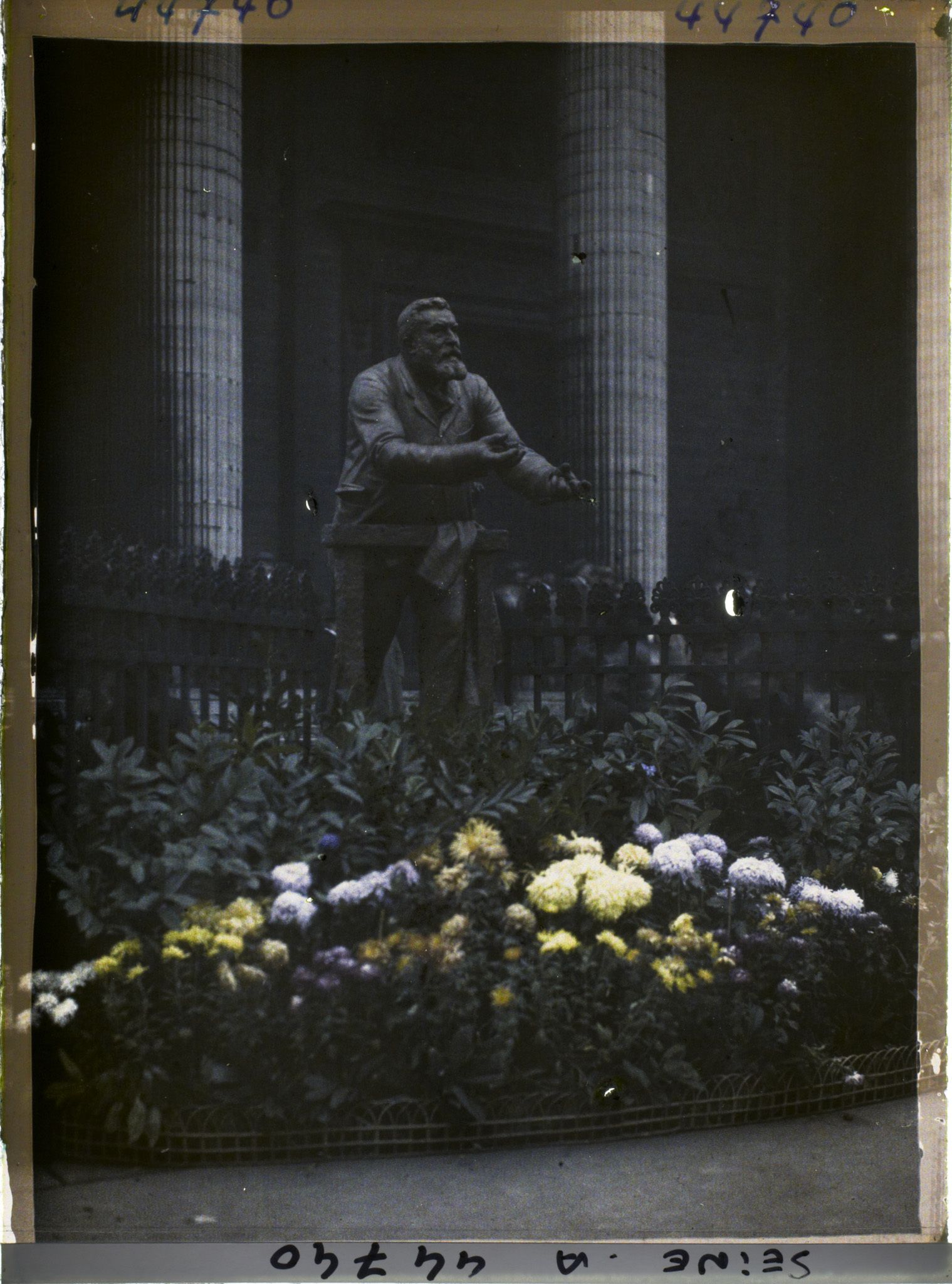 Image représentant La statue de Jaurès devant le Panthéon, le jour de la translation de ses cendres dans la crypte