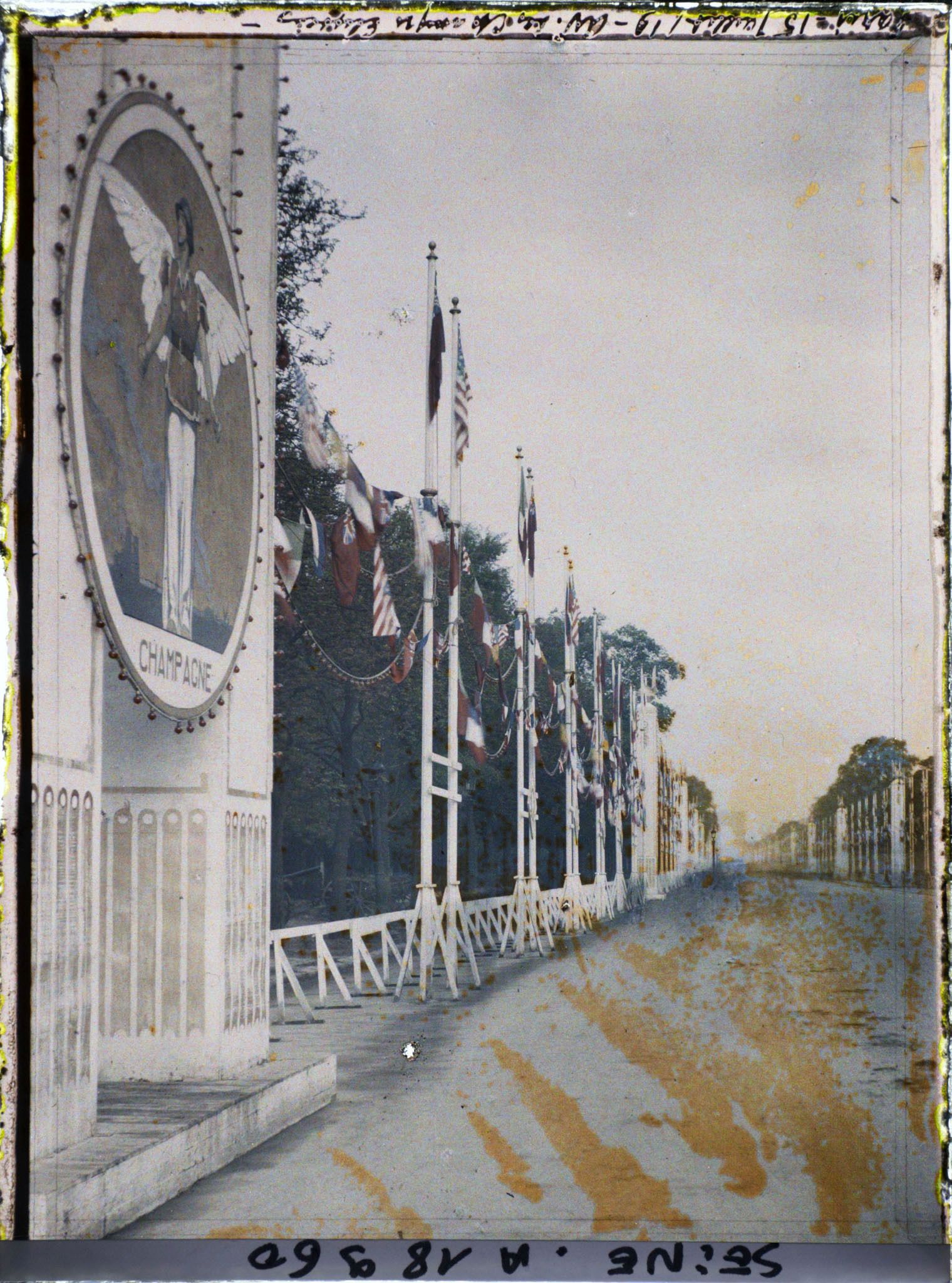 Image représentant L'avenue des Champs-Elysées décorée pour les fêtes de la Victoire des 13 et 14 juillet