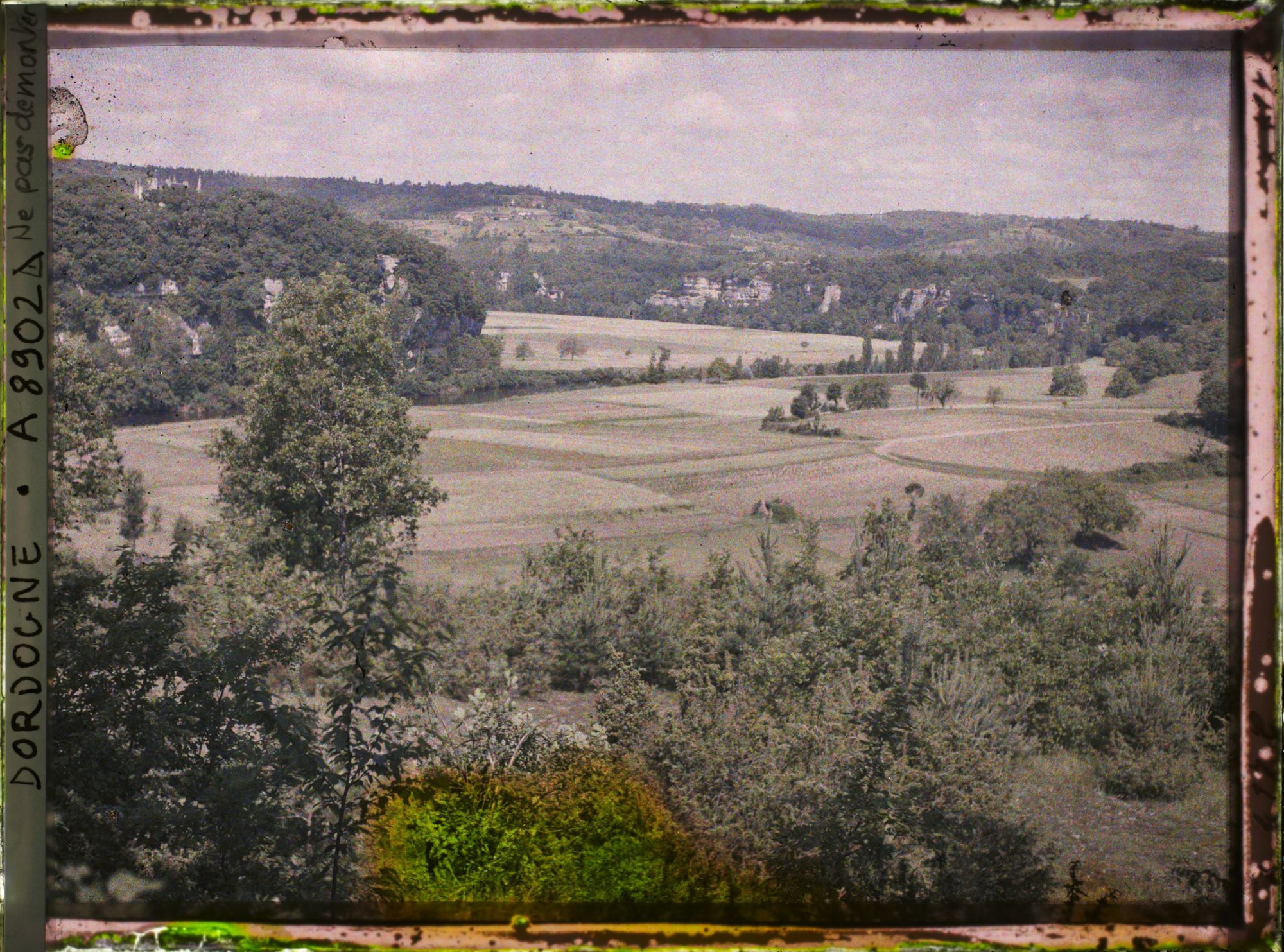 Image représentant France, Grotte de la Madeleine, La Vézère au fond à droite de la Madeleine à gauche le chateau et l'éperon de Mazac
