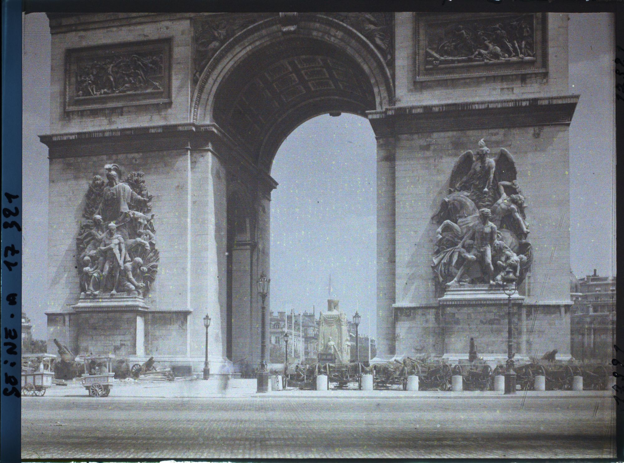 Image représentant Le Cénotaphe dédié aux morts pour la patrie sous l'Arc de Triomphe pour les fêtes de la Victoire des 13 et 14 juillet 1919