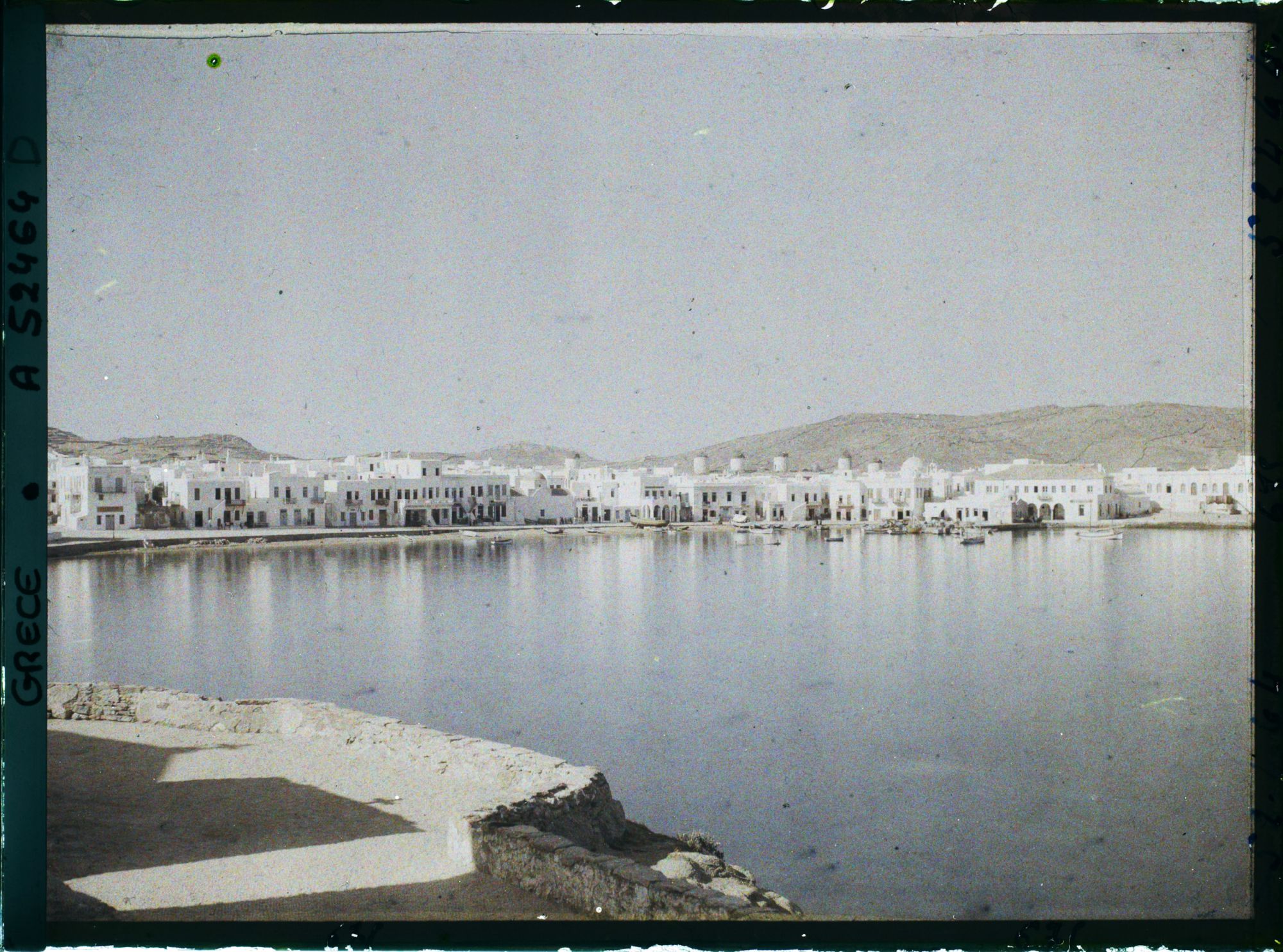 Image représentant Le Port; Vue prise du Musée
