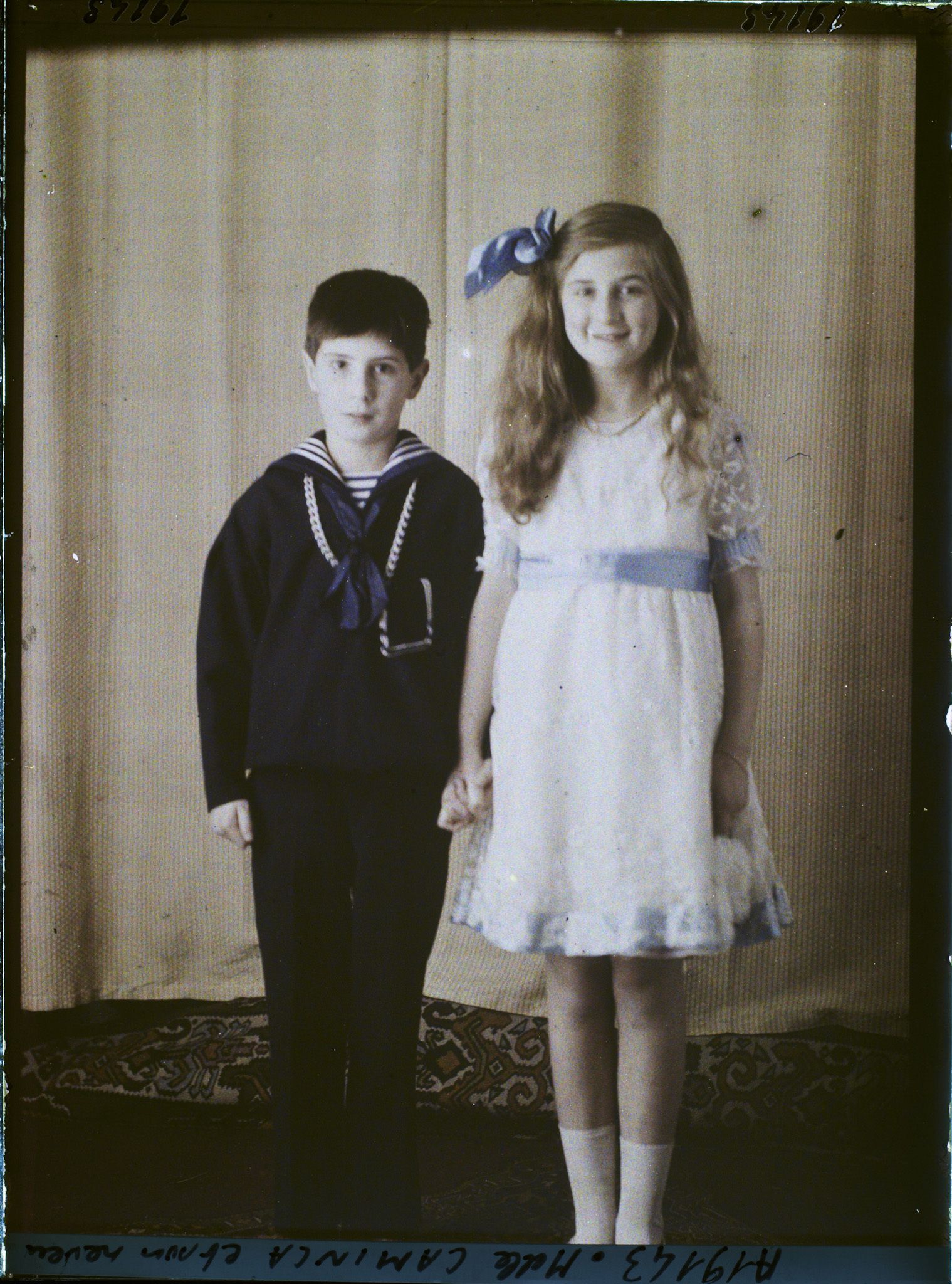 Image représentant https://musee-albert-kahn.s-museum.fr/home/NWQ2OTAwYzNmYjZlZTk1ZWQwODJmMjY4L2dlbmVyaWMtbm90aWNlLXRhYi9hdXRob3JpdHkvNjE3YTc5ZjVjZjhiODk2OGIzMzM3ZDIx/5d6900c3fb6ee95ed082f268/generic-notice-tab/authority/617a79ebcf8b8968b333705c Mademoiselle Daria Kamenka et son neveu  https://musee-albert-kahn.s-museum.fr/home/NWQ2OTAwYzNmYjZlZTk1ZWQwODJmMjY4L2dlbmVyaWMtbm90aWNlLXRhYi9hdXRob3JpdHkvNjE3YTc5ZjVjZjhiODk2OGIzMzM3ZDIx/5d6900c3fb6ee95ed082f268/generic-notice-tab/authority/617a79ebcf8b8968b333705f Sacha Kamenka