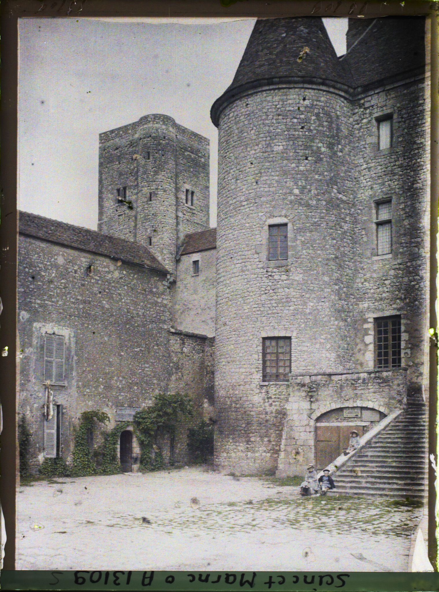 Image représentant France, Nemours, Vue d'ensemble du Château, une des tourelles et la Tour Carrée