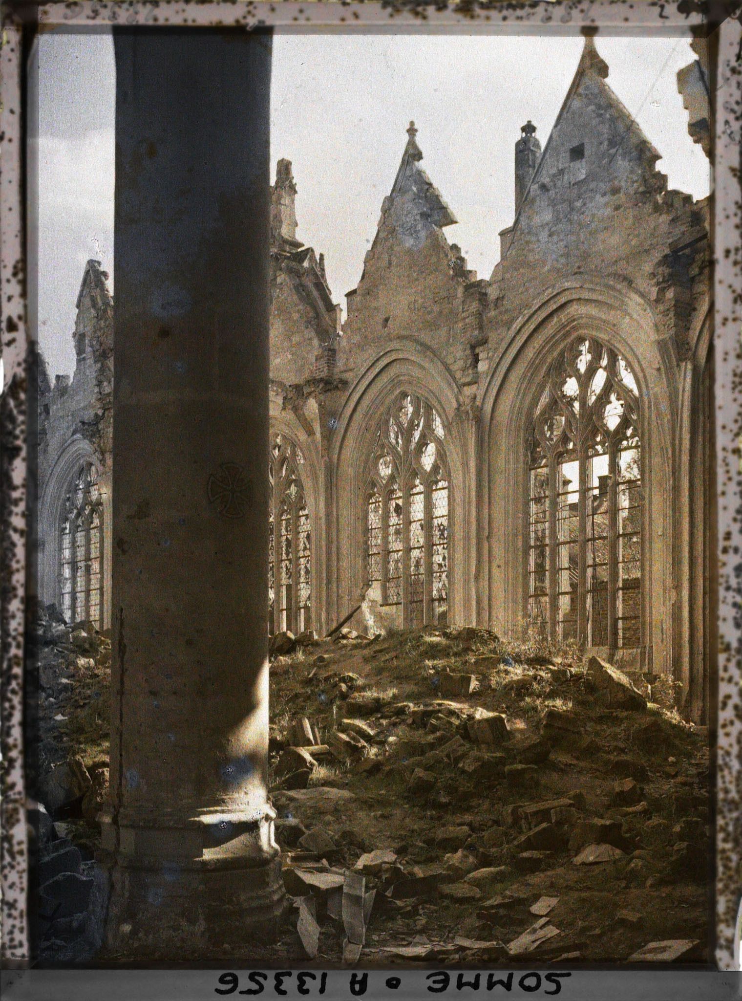 Image représentant France, Roye, Eglise Bas coté et nef