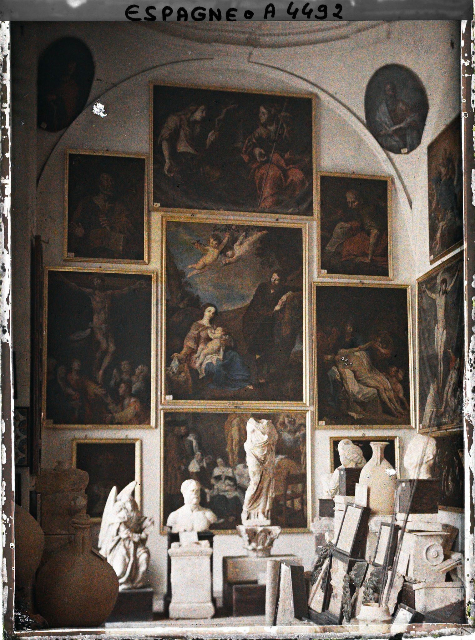 Image représentant Espagne, Cordoue, Musée des Bx Arts - Panneau du fond , au Centre un Tableau de Ribera.