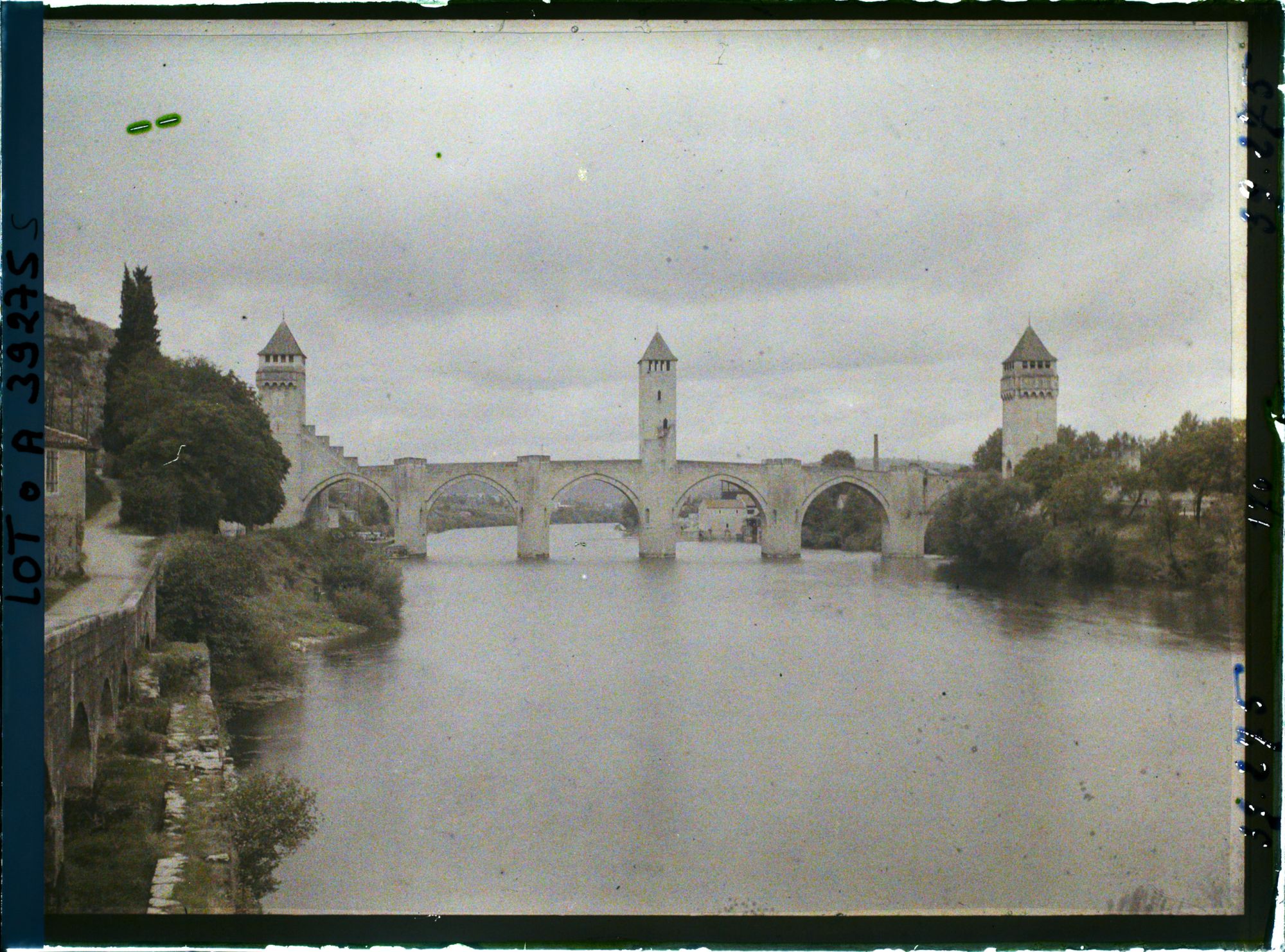 Image représentant France, Cahors, Le pont Valentré vue prise de la rive gauche du  Lot vers l'aval