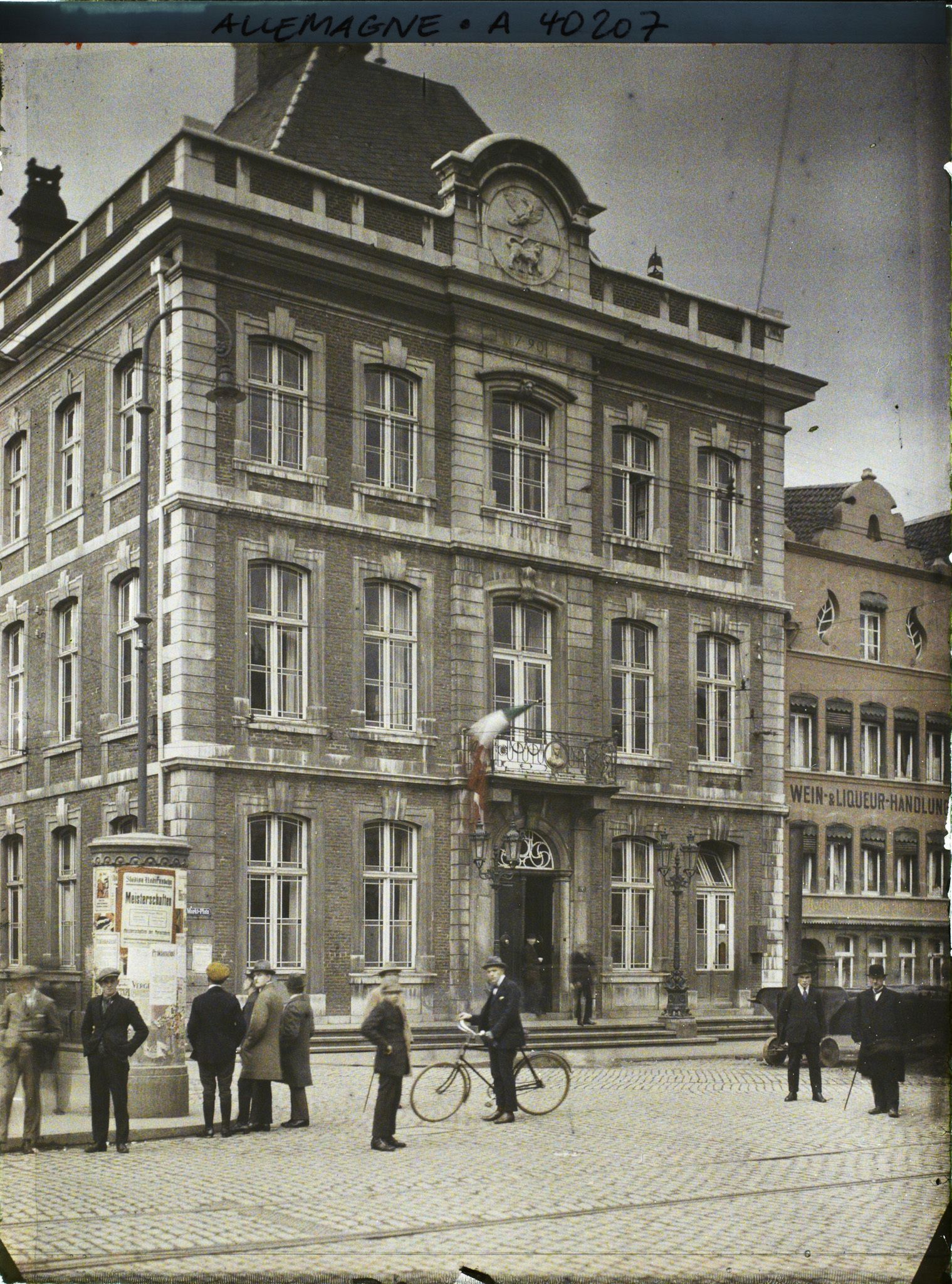 Image représentant Prusse, Düren, Hôtel de Ville avec drapeau Rhénan