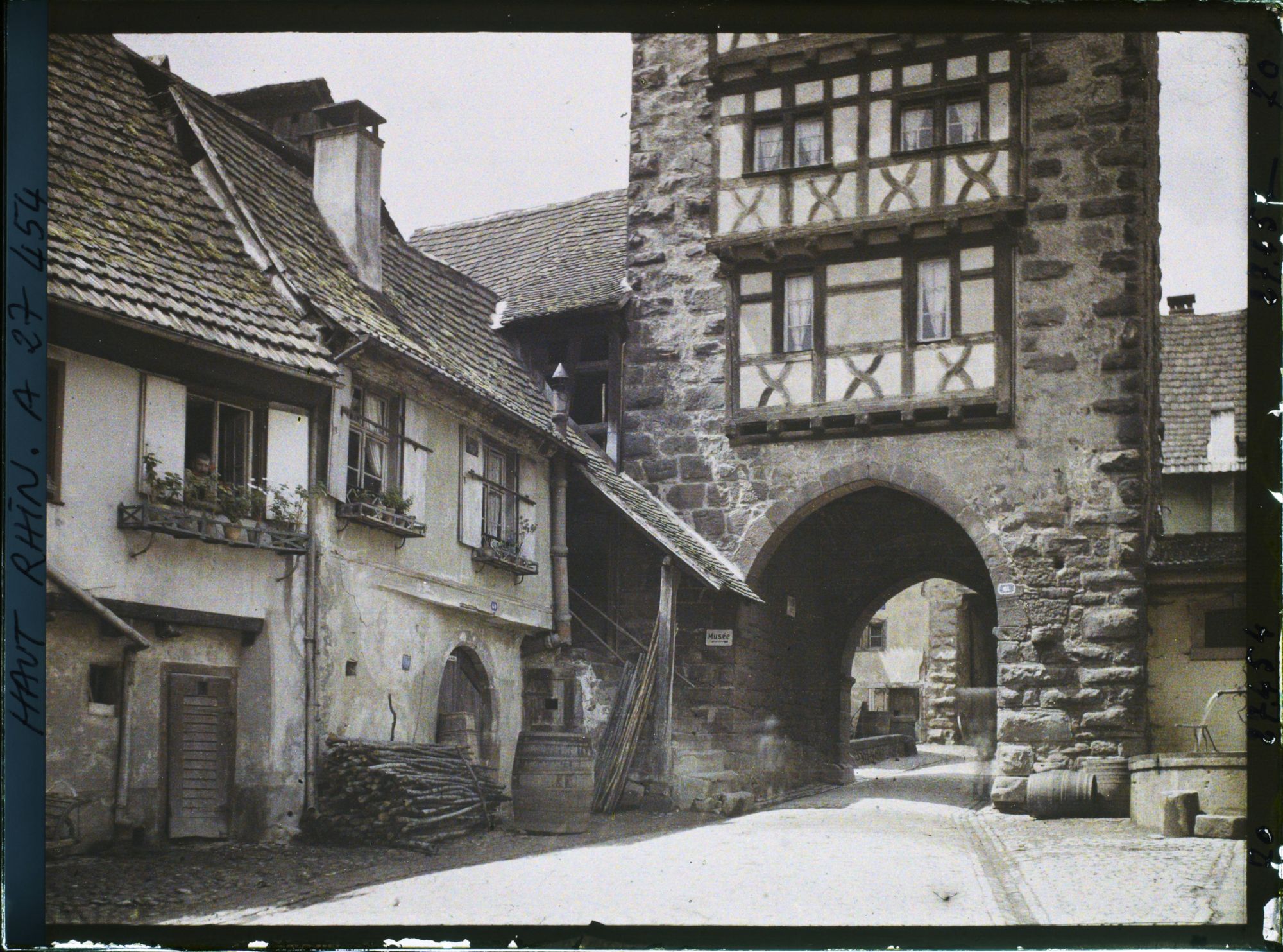 Image représentant France, Riquewihr, La Dolder et vieilles maisons