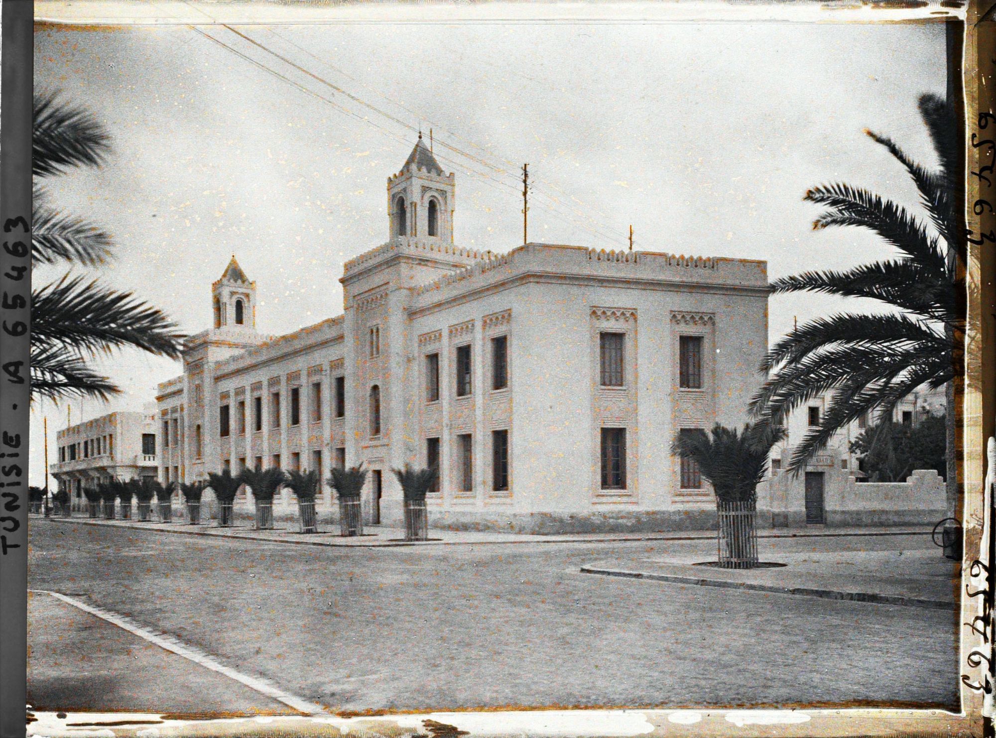 Image représentant L'Ecole supérieure de garçons, le bâtiment affecté au logement des instituteurs et institutrices.