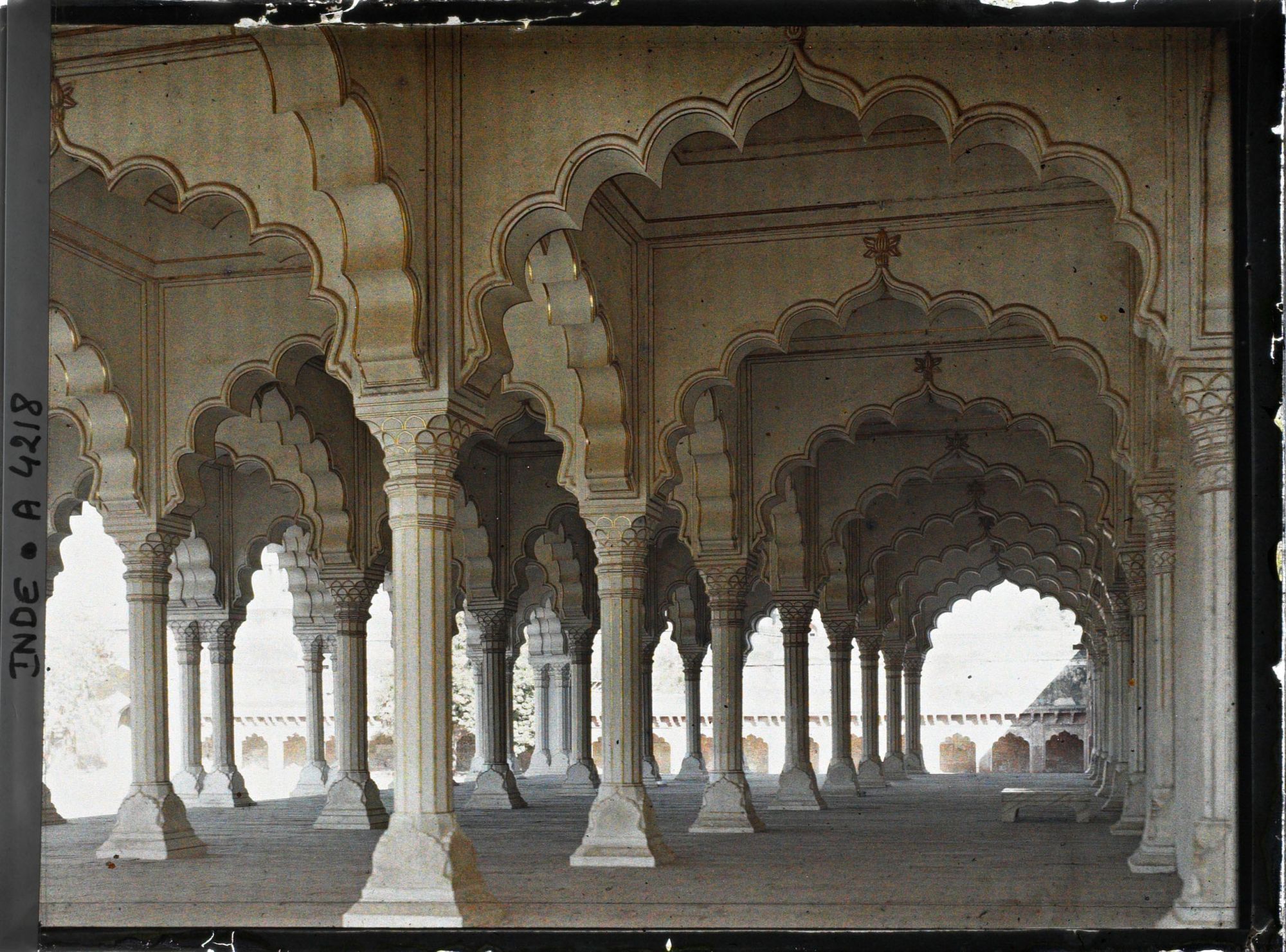 Image représentant Vue intérieure de la salle des audiences publiques (Diwan-i-Am) dans le fort Rouge (Lal Qila)